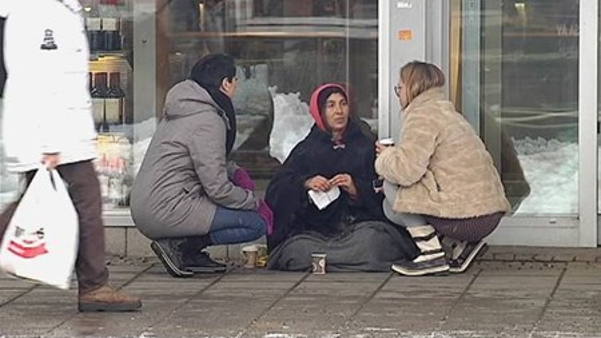 Det kan bli mindre pengar till Röda Korsets hjälp till utsatta EU-migranter och andra projekt när skatterabatten för gåvor tas bort.