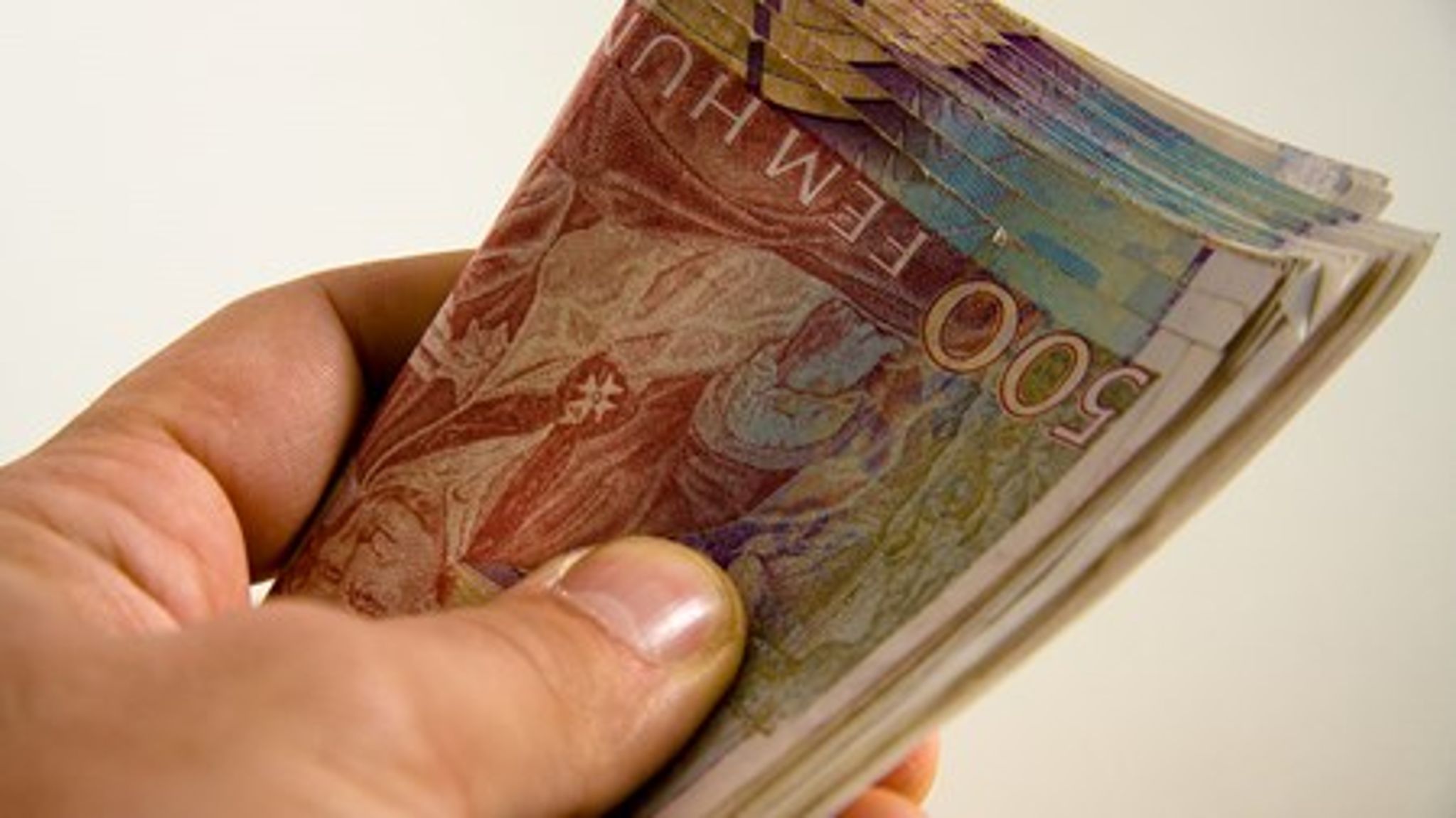 <b>Färre behöver nu bidrag och ersättningar för sin försörjning, visar statistik från SCB.</b>