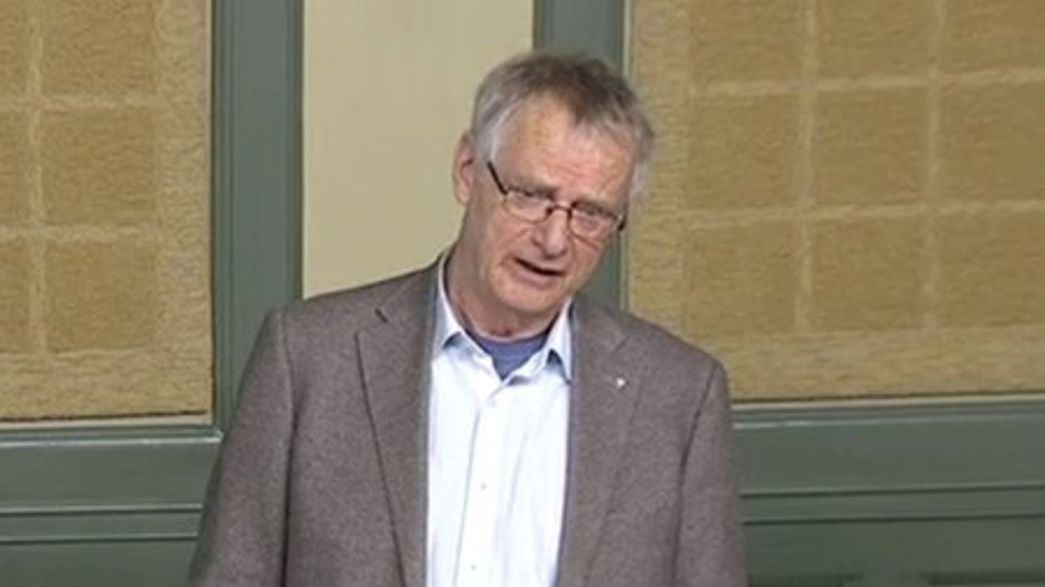 Sten Heckscher tidigare bland annat ordförande i Högsta förvaltningsdomstolen och rikspolischef, ser inga skäl till större ändringar i att de lagar som reglerar den kontroversiell lagringen av data- och teletrafik.