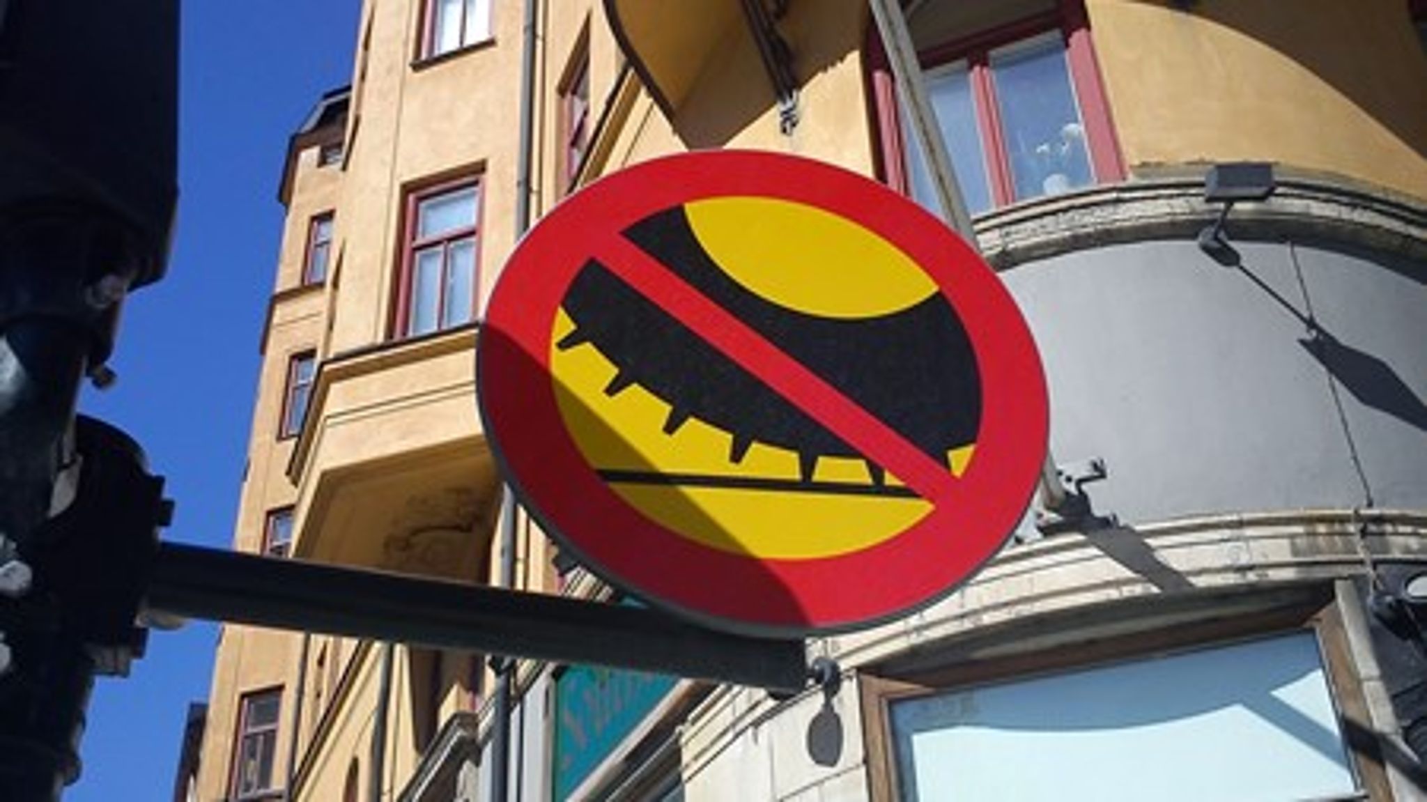 <b>Förbudet mot dubbdäck</b> på Hornsgatan i Stockholm räddar varje år livet på 3,6 personer. En skatt på dubbdäck i hela Stockholms innerstad skulle rädda livet på ytterligare tre personer per år, enligt utredningen.