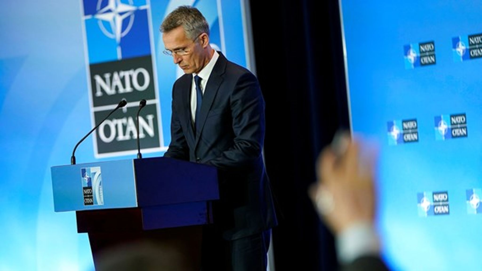 Natos generalsekreterare Jens Stoltenberg talar med media vid Försvarsministrarnas möte i Washington, april.
