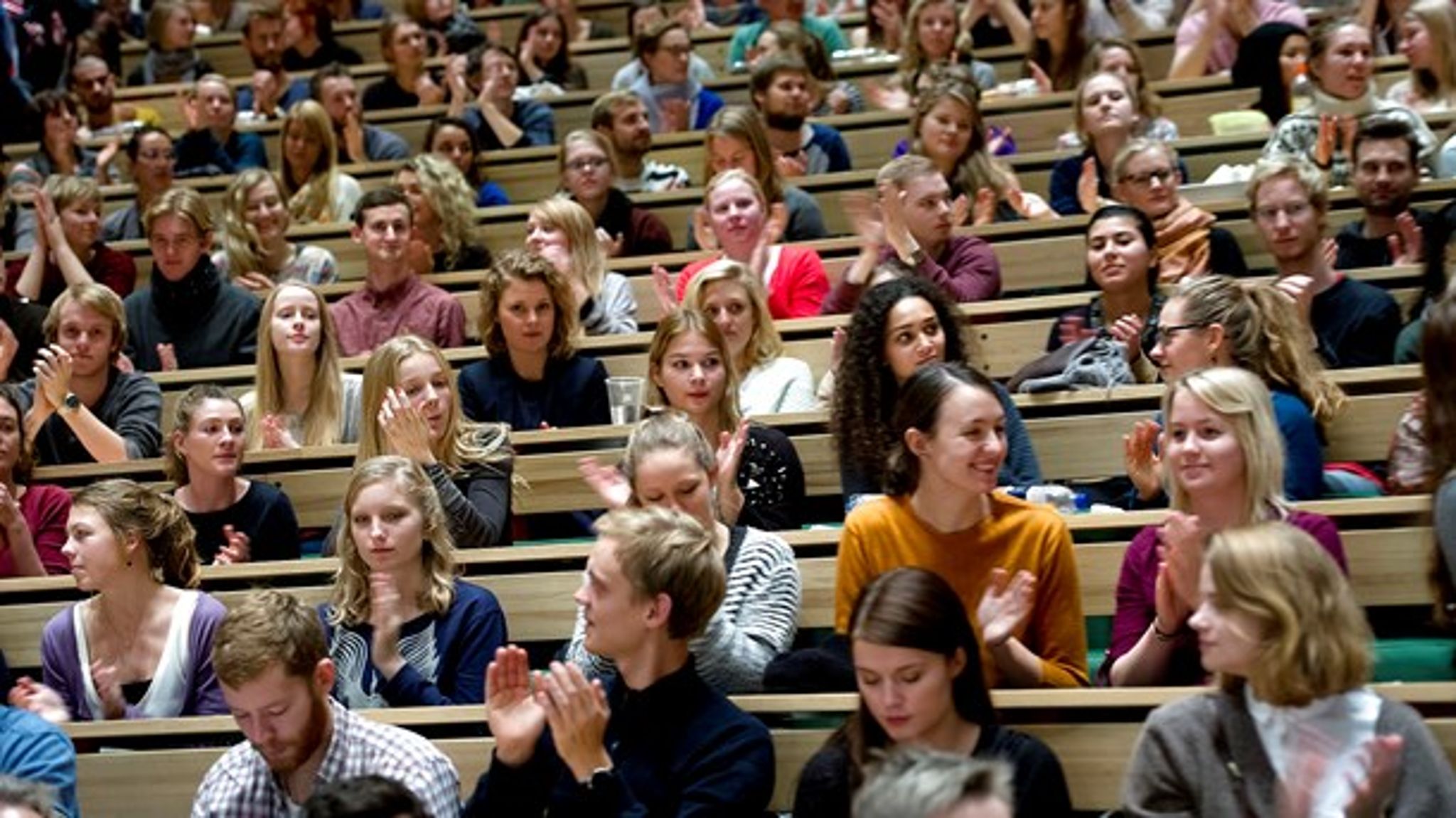 "54 procent av de som kommit in på ämneslärarutbildningen med låga gymnasiebetyg hoppar av, 15 procent av de med höga gymnasiebetyg."