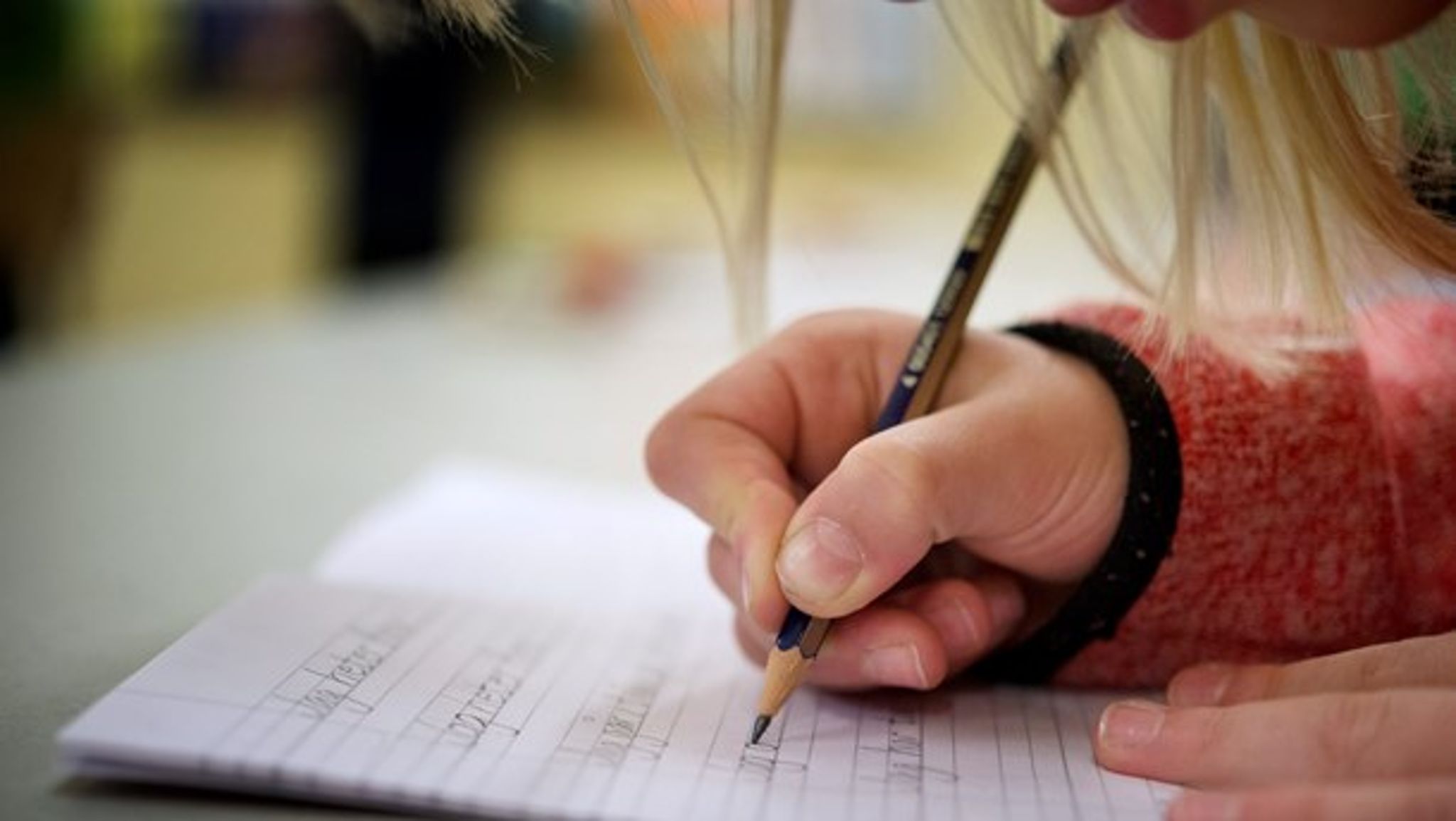 "Skolor som vill ska kunna införa betyg från årskurs fyra." Det förslag som regeringen har skickat ut på remiss är en del av januariavtalet mellan regeringspartierna, Centern och Liberalerna.
