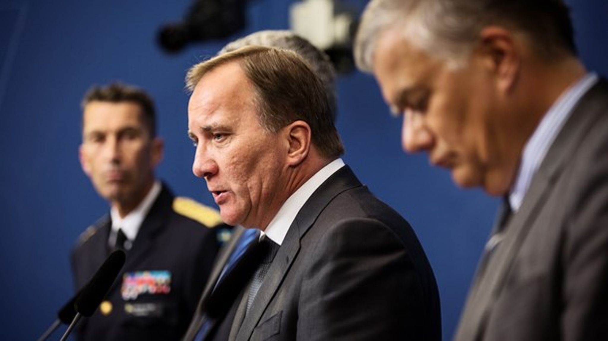 Bild från 2017.&nbsp;ÖB Micael Bydén, statsminister Stefan Löfven (S) och Transportstyrelsens efterträdande gd Jonas Bjelfvenstam vid en pressträff med anledning av Transportstyrelsens it-affär.