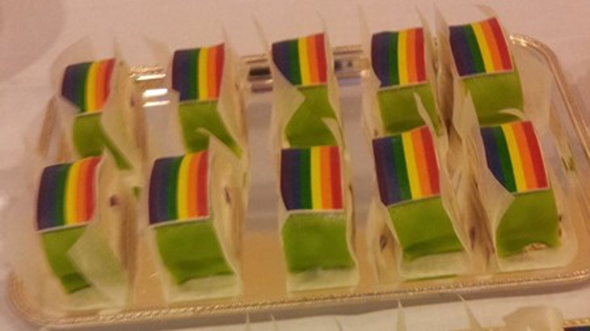 Vid pressträffen efter torsdagens regeringssammanträde bjöd regeringen på Pride-bakelser.