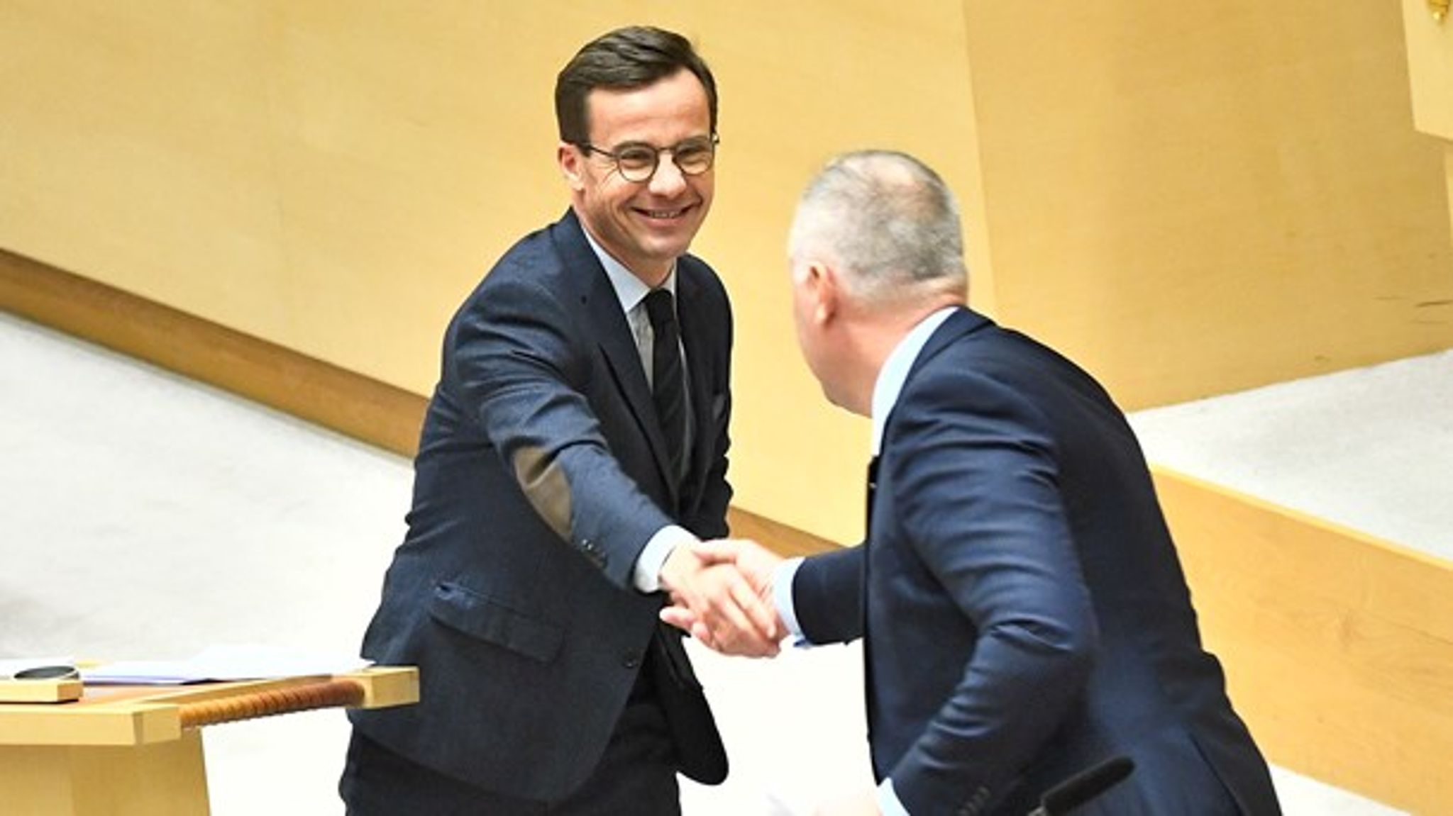 Ulf Kristersson (M) och Jonas Sjöstedt (V) tycker båda att regeringen har ansvar för att testningen inte fungerat.