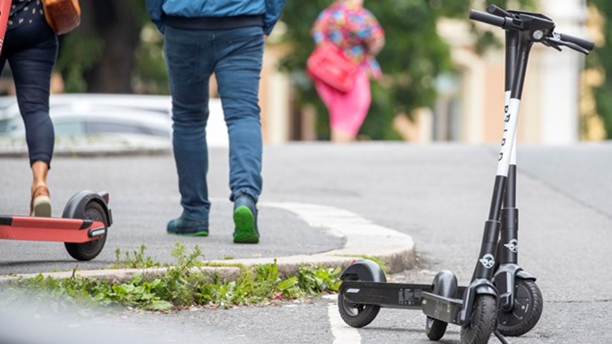 "Företagen bör i långt högre utsträckning än i dag installera digitala funktioner som gör att elsparkcykeln stängs av när någon försöker köra upp på en trottoar."