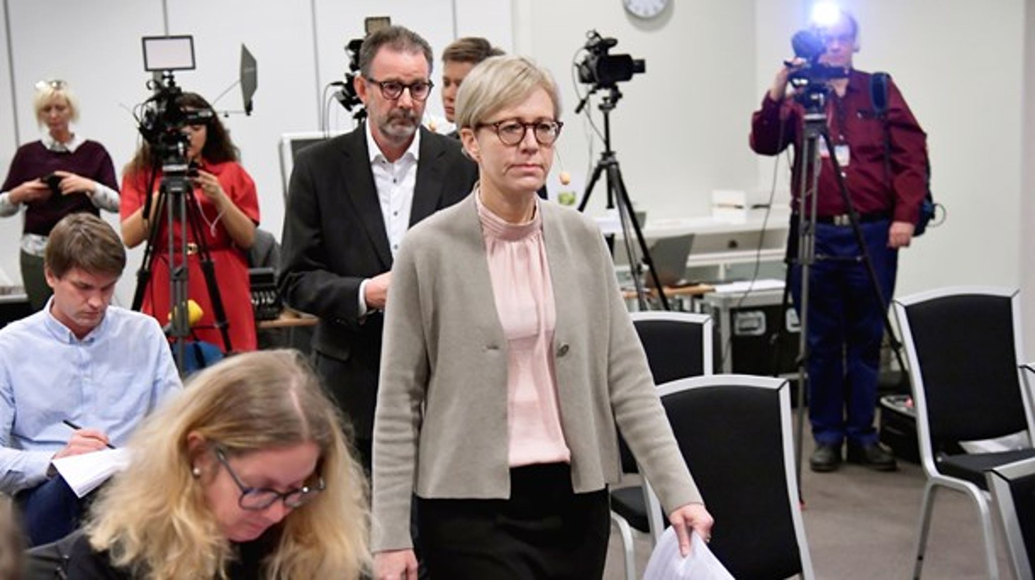 Ivo:s generaldirektör Sofia Wallström följd av enhetschef Erik Kangeryd på presskonferensen.