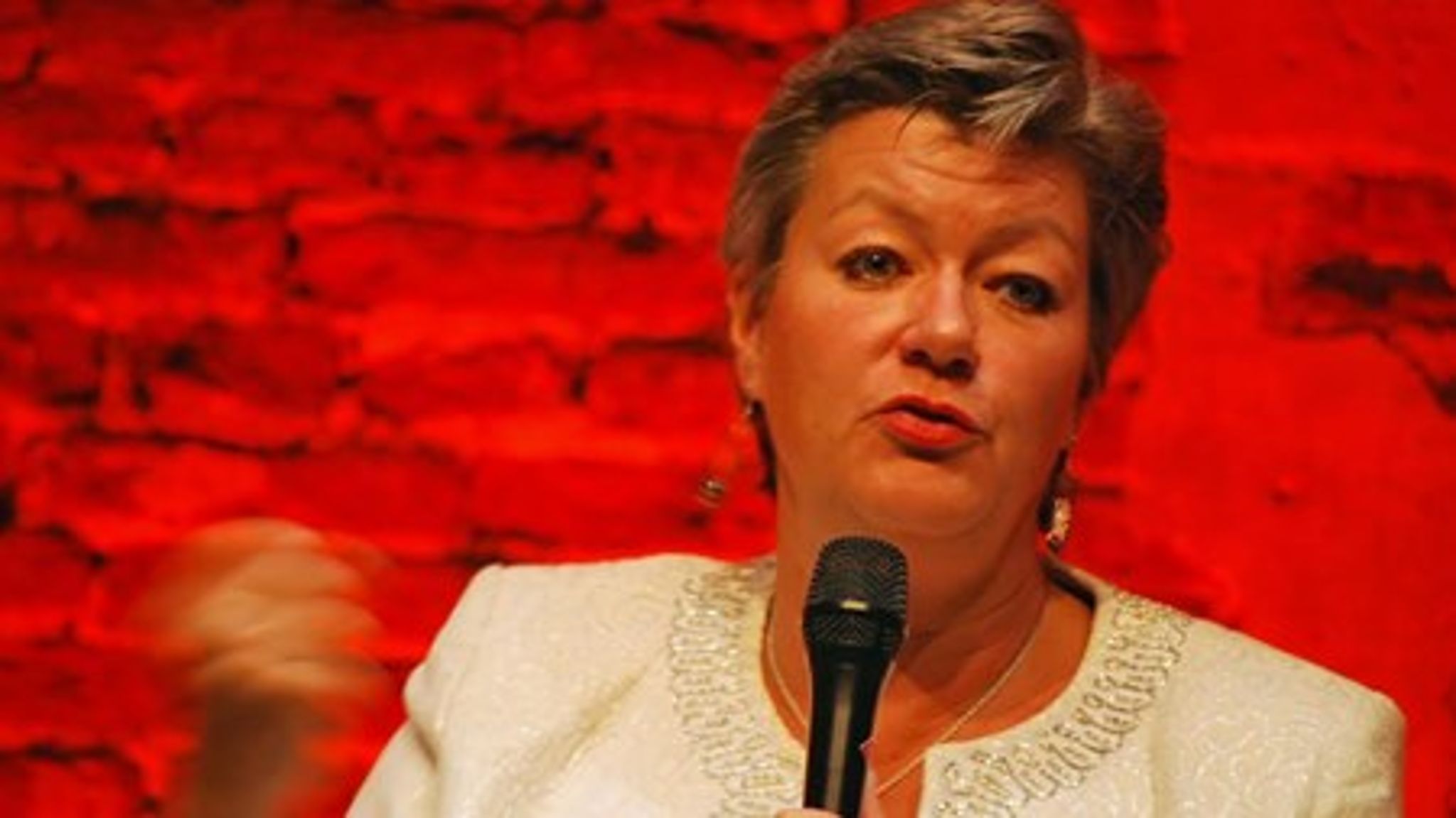 <b><i>Arbetsmarknadsminister Ylva Johansson (S) </i></b><b><i>vill skärpa villkoren för personer som jobbar tillfälligt i andra EU-länder</i></b><br>