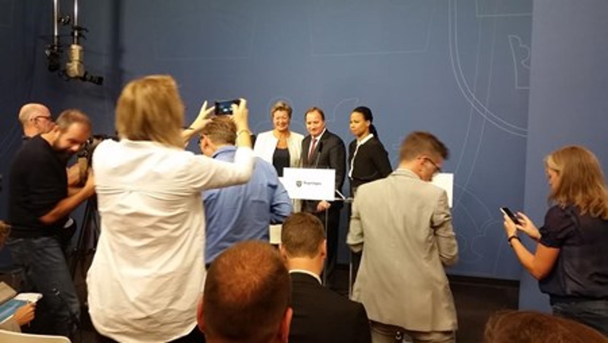 Pressträff med statsminister Stefan Löfven, kulturminister Alice Bah Kuhnke (MP), arbetsmarknadsminister Ylva Johansson (S) och en skymd utbildningsminister Gustav Fridolin (MP). (Bild: Altinget)