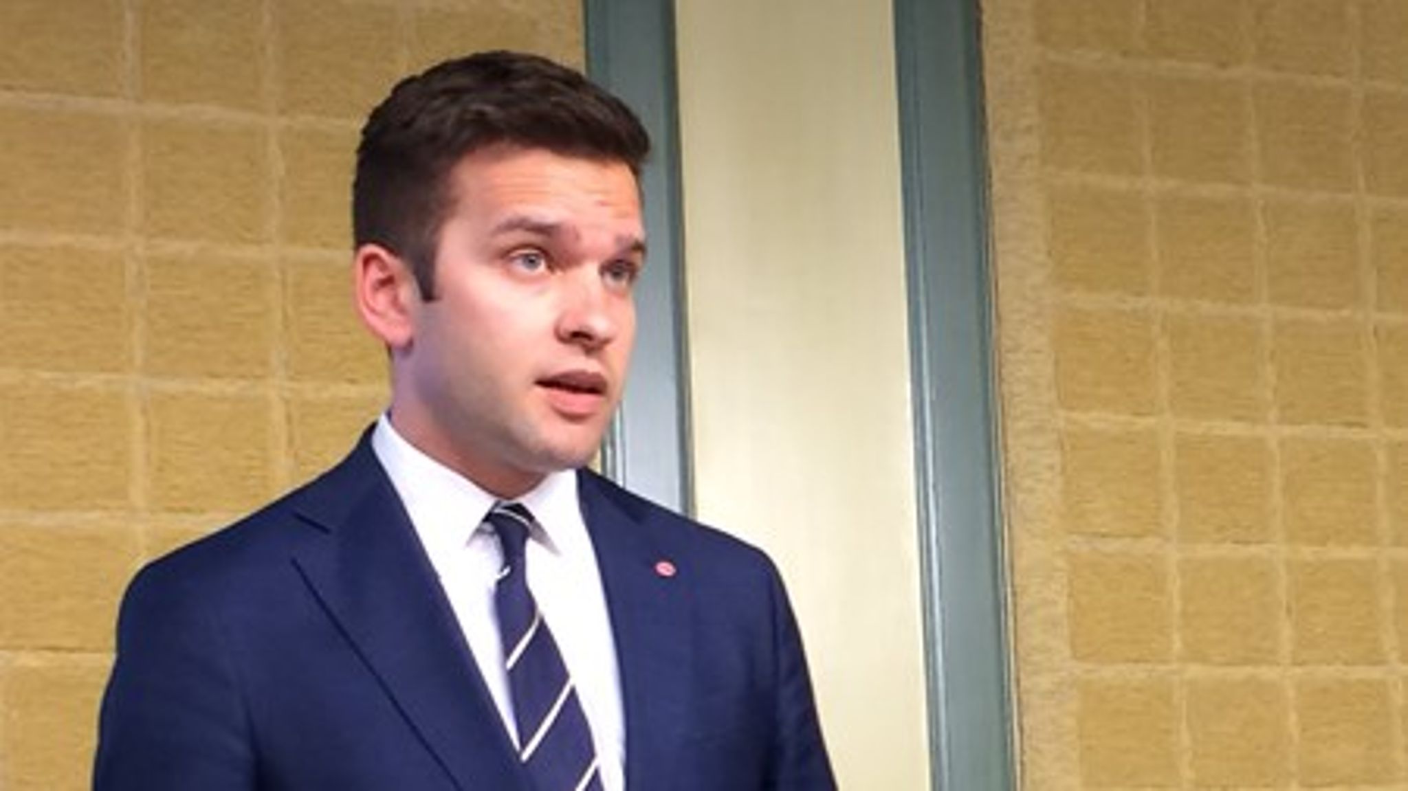 Sjukvårdsminister Gabriel Wikström har tröttnat på att kommunerna stoppar landstingen att införa&nbsp;sprutbytesprogram.