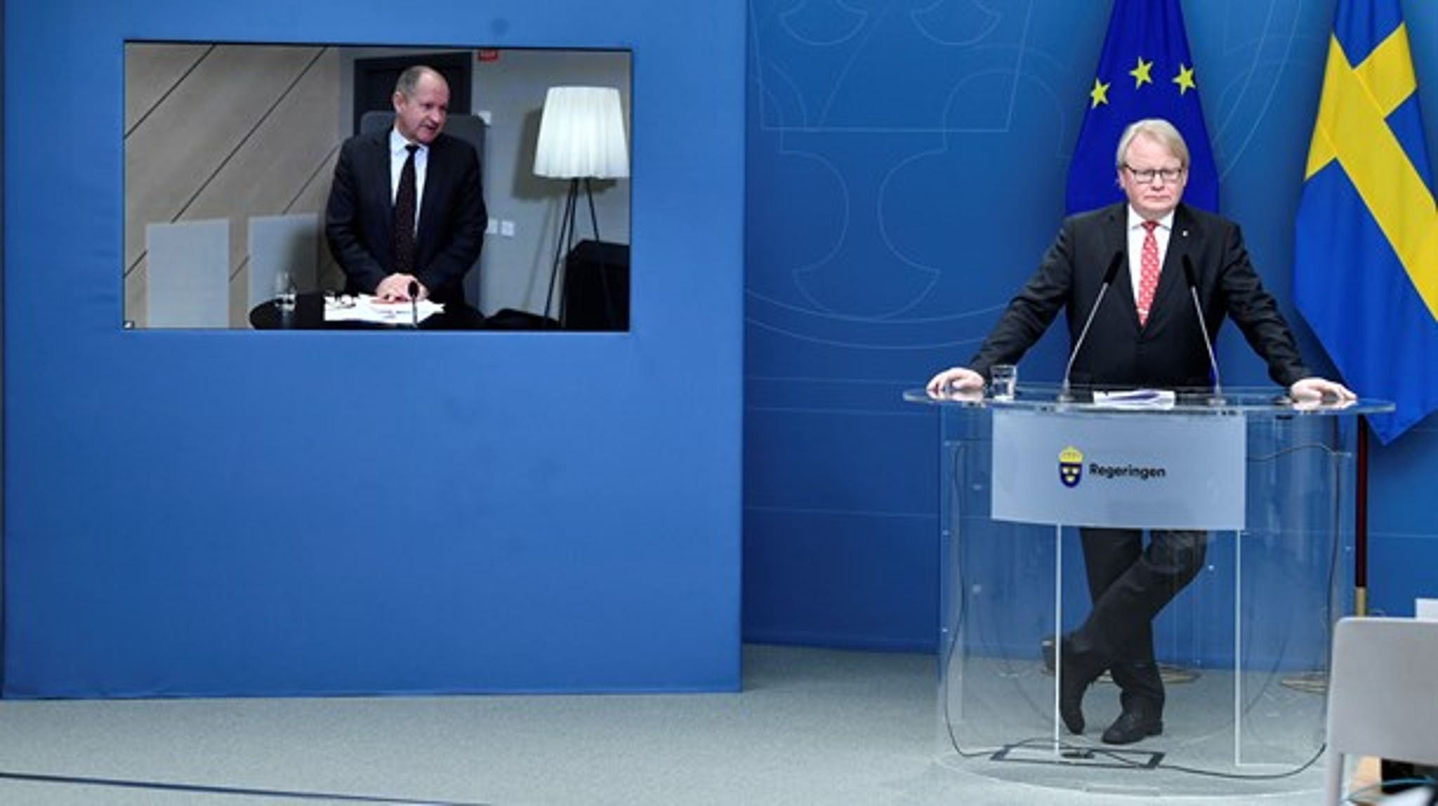 Dan Eliasson, generaldirektör för MSB, (på länk) och försvarsminister Peter Hultqvist (S) i en pressträff på torsdagsmorgonen om inrättandet av ett nationellt cybersäkerhetscenter.
