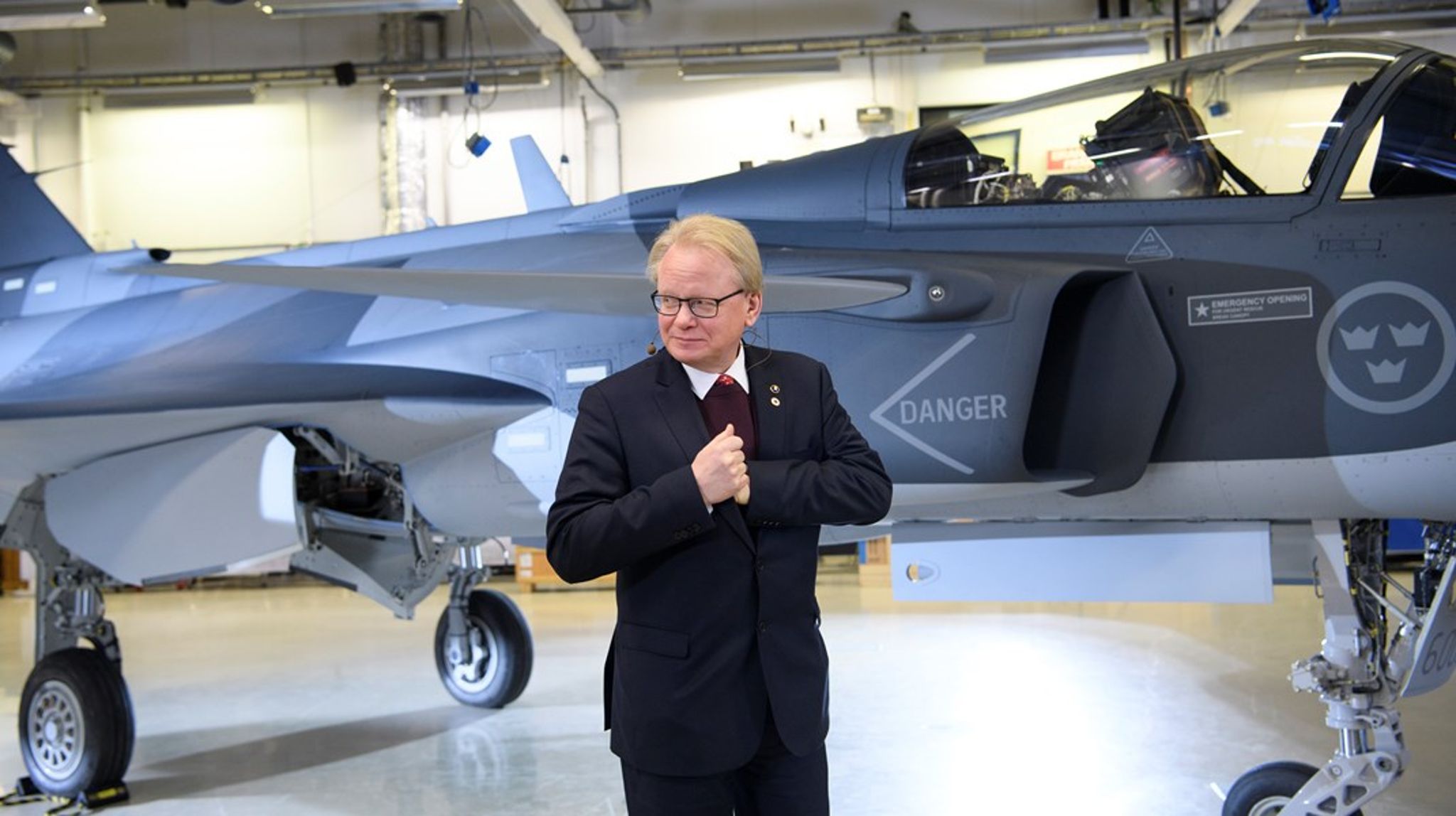 Vill göra affärer med grannen i öst. Försvarsminister Peter Hultqvist (S) framför en Jas 39 Gripen. 