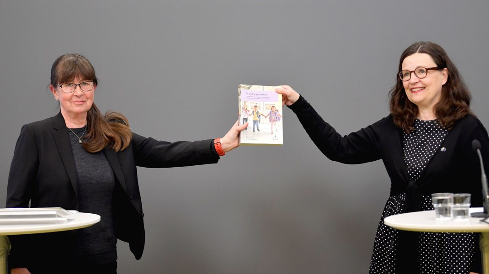 Utredaren Eva Durhan lämnade över utredningen under måndagen till utbildningsminister Anna Ekström (S).