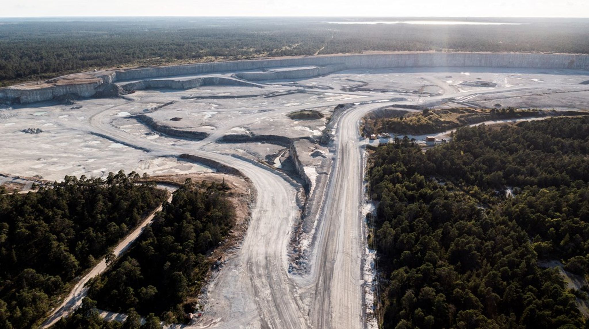 Vägen in till Cementas kalkbrott i Slite vid File Hajdar. Regeringen har ju som ”ursäkt” beskrivit situationen som ”extraordinär”. Men det är just i sådana lägen som det rättsstatliga skyddet behövs som en realitet – inte bara som ”prydnad”, skriver debattören. <br><br><br>