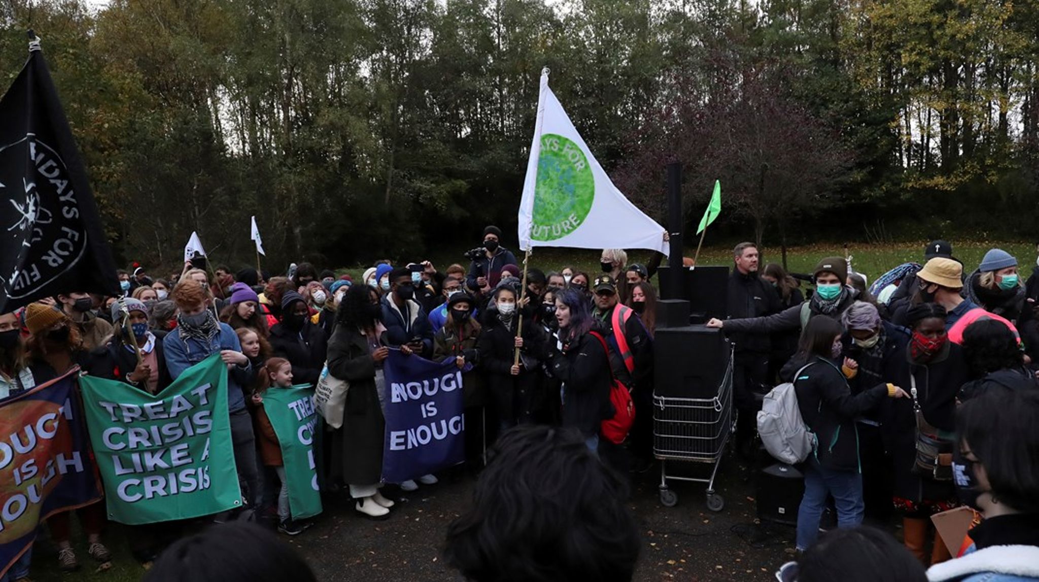 Ungdomar demonstrerar i samband med klimattoppmötet i Glasgow. 