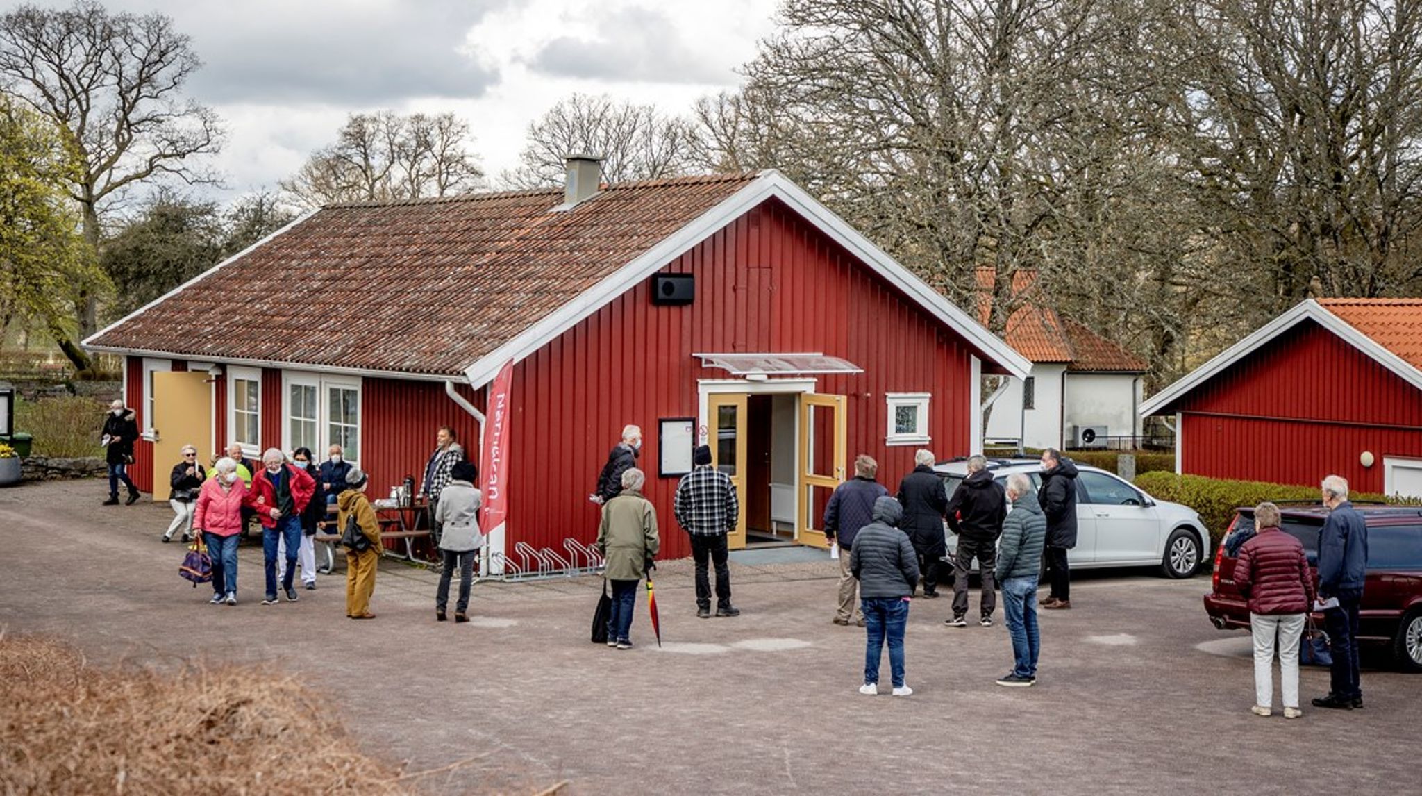 Kyrkor och församlingslokaler har ofta snabbt gjorts om till tillfälliga vaccinationslokaler under pandemin. Som här, kyrkstugan i Stora Lundby kyrka i Lerum. 