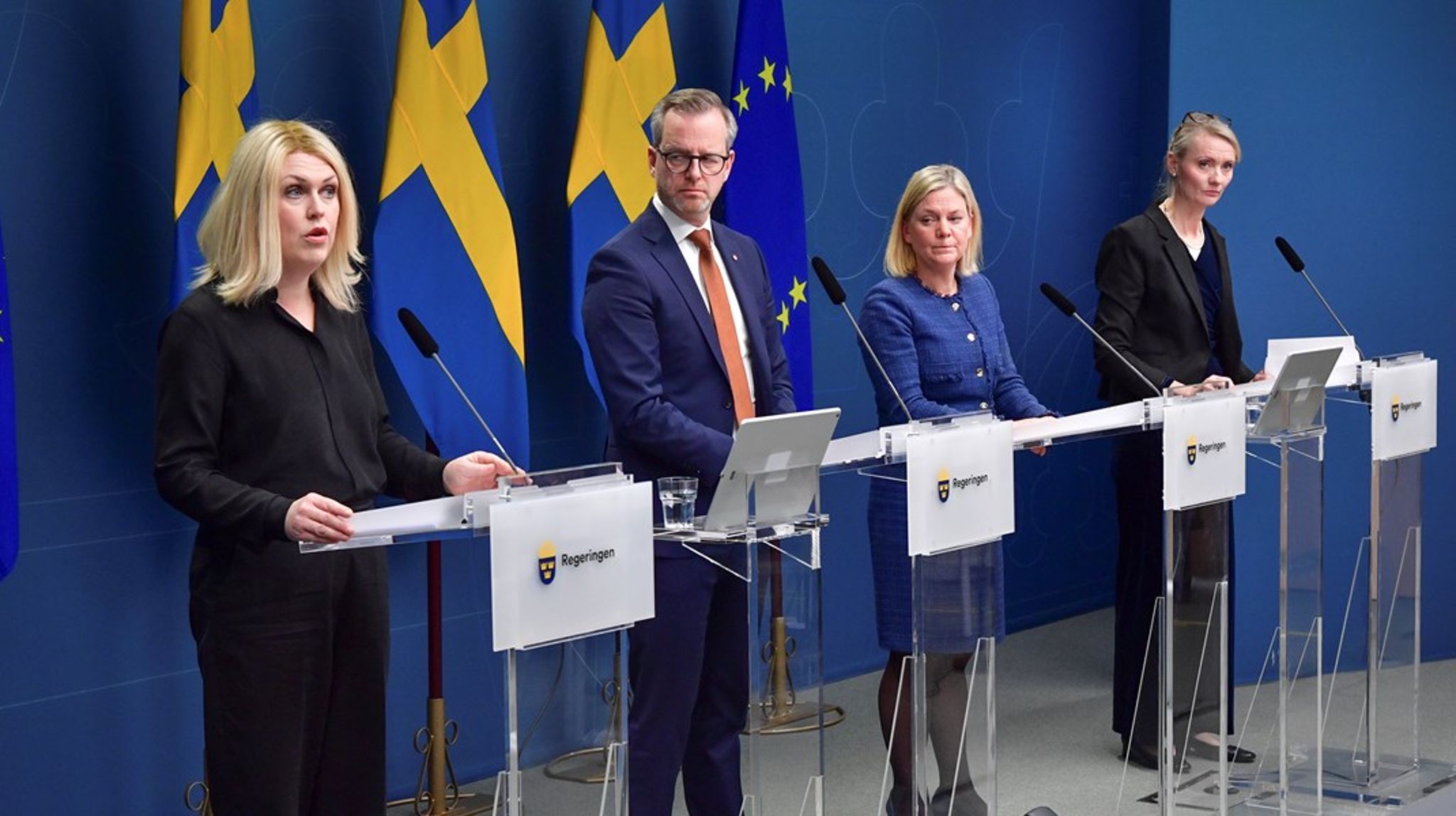 socialminister Lena Hallengren (S), finansminister Mikael Damberg (S), statsminister Magdalena Andersson (S) samt Folkhälsomyndighetens generaldirektör Karin Tegmark Wisell under en pressträff om åtgärder under pandemin.