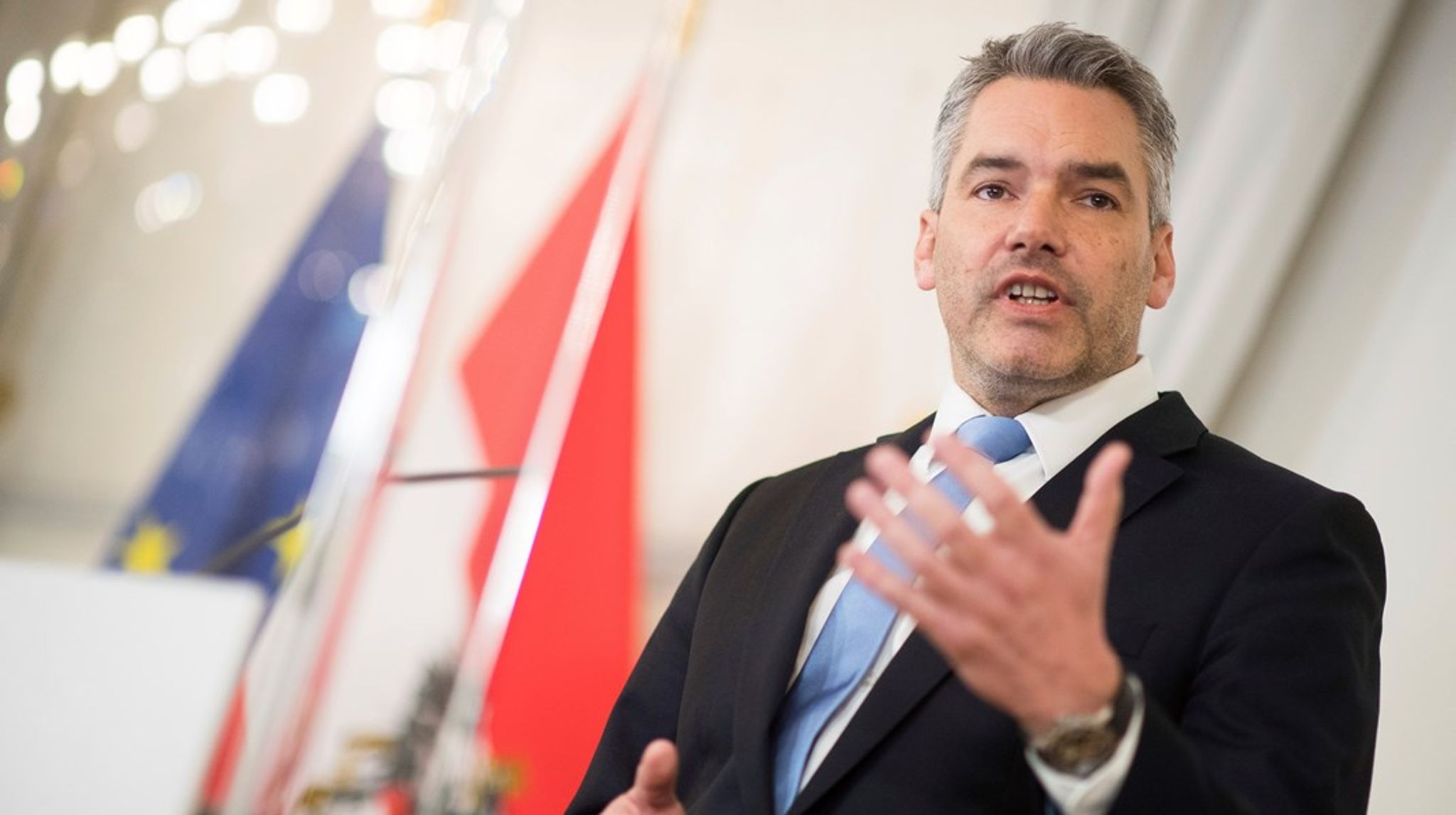 Österrikes förbundskansler Karl Nehammer presenterade lagförslaget om vaccinationstvång vid en presskonferens i Wien på söndagen.