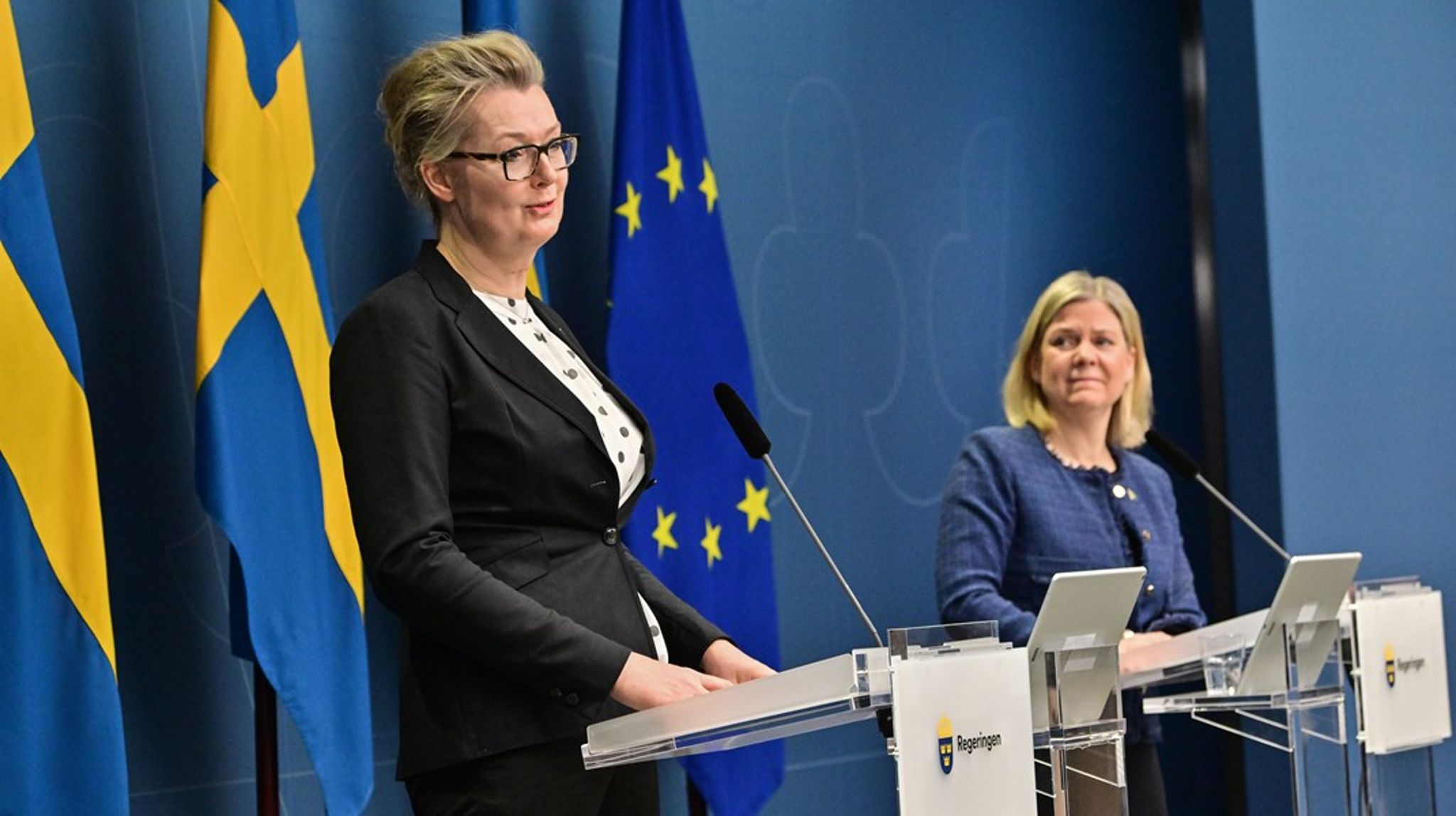 Skolminister Lina Axelsson Kihlblom (S) och statsminister Magdalena Andersson (S) håller en pressträff tillsammans angående friskolor.