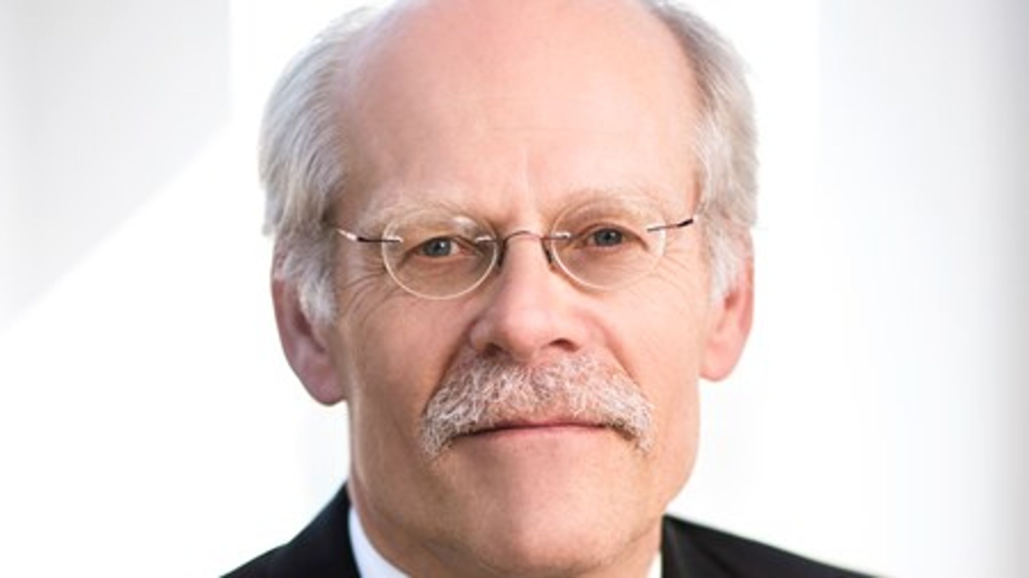 Noll procents ränta är bra för att få upp inflationen, men får en het bomarknad ännu varmare, varnar Riksbanken med chefen Stefan Ingves i spetsen.