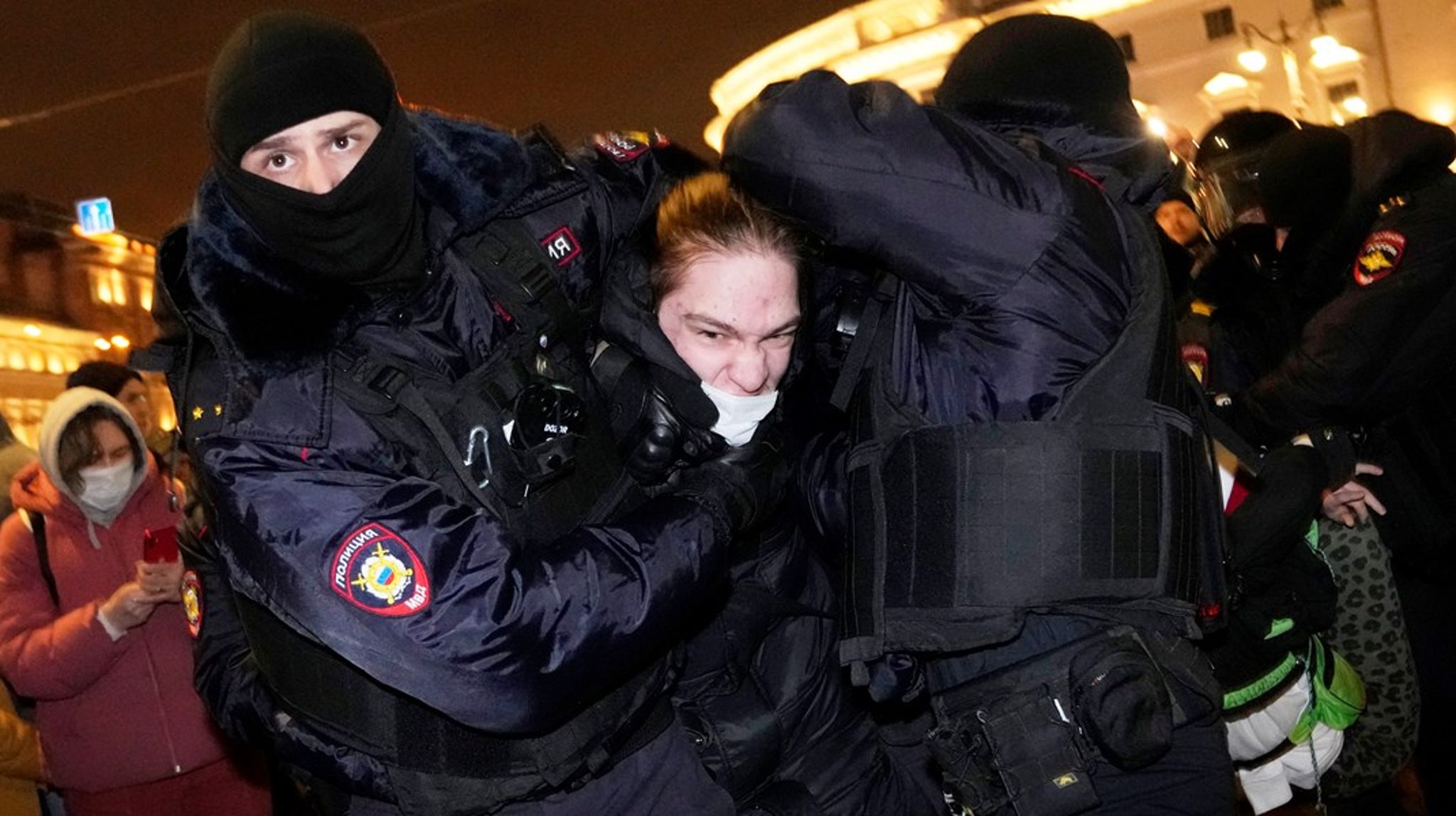 I ett 50-tal ryska städer förekom demonstrationer mot Vladimir Putins anfallskrig mot Ukraina. Bland annat i Moskva, där bilden togs. Polisen slog till hårt mot dem. 