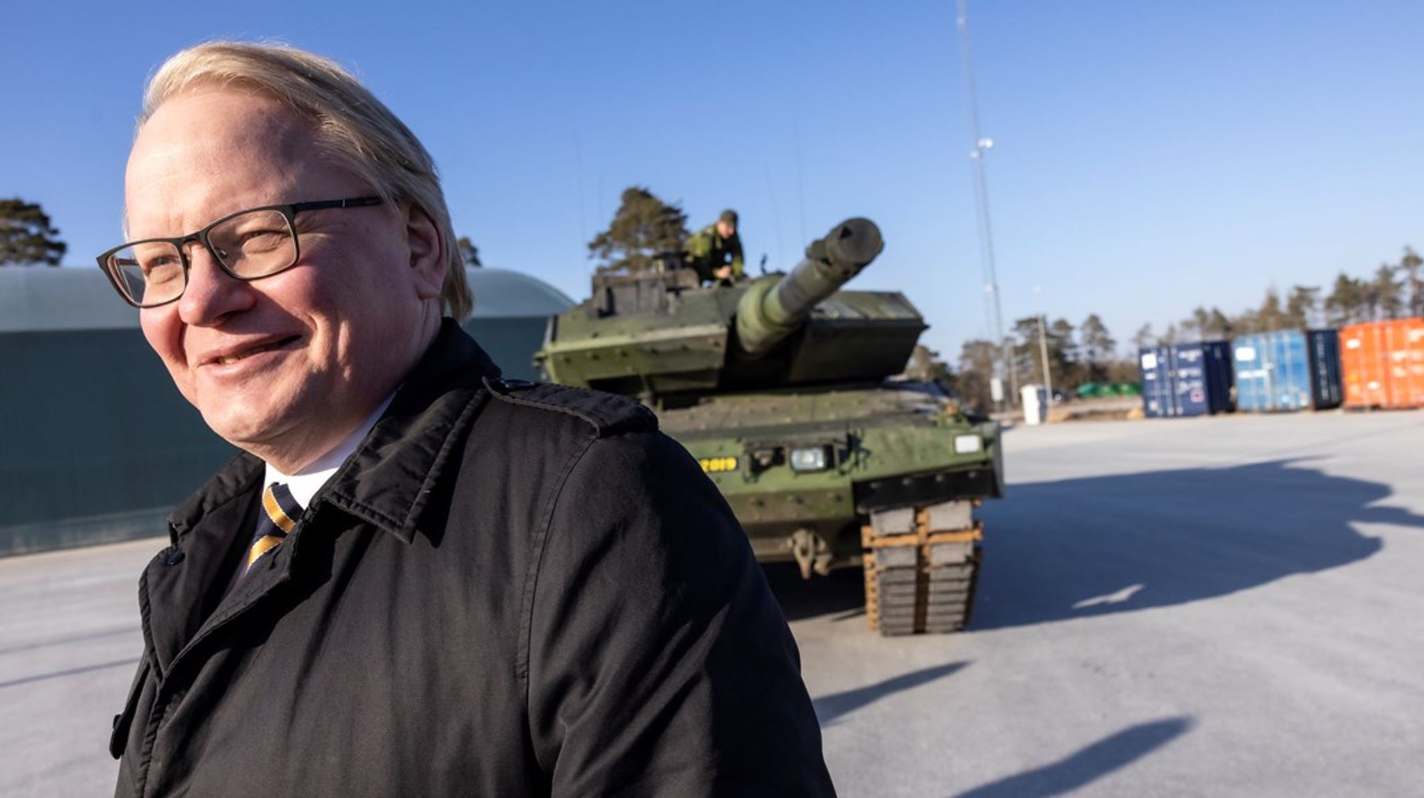 Ett Natomedlemskap med gemensam övervakning av Östersjön skulle minska risken för att något ska hända kring Baltikum och Gotland, säger Peter Hultqvist till SVT. Här på besök vid Gotlands regemente P 18 utanför Visby. 