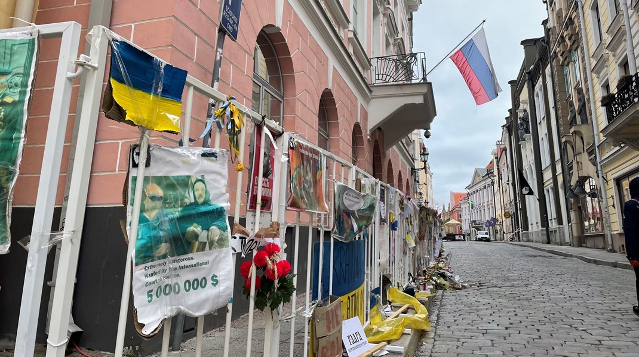 Ryska ambassaden i Estland. Här finns fortfarande ryska diplomater. Estnisk polis patrullerar dagligen framför ambassaden, där det regelbundet förekommer demonstrationer.