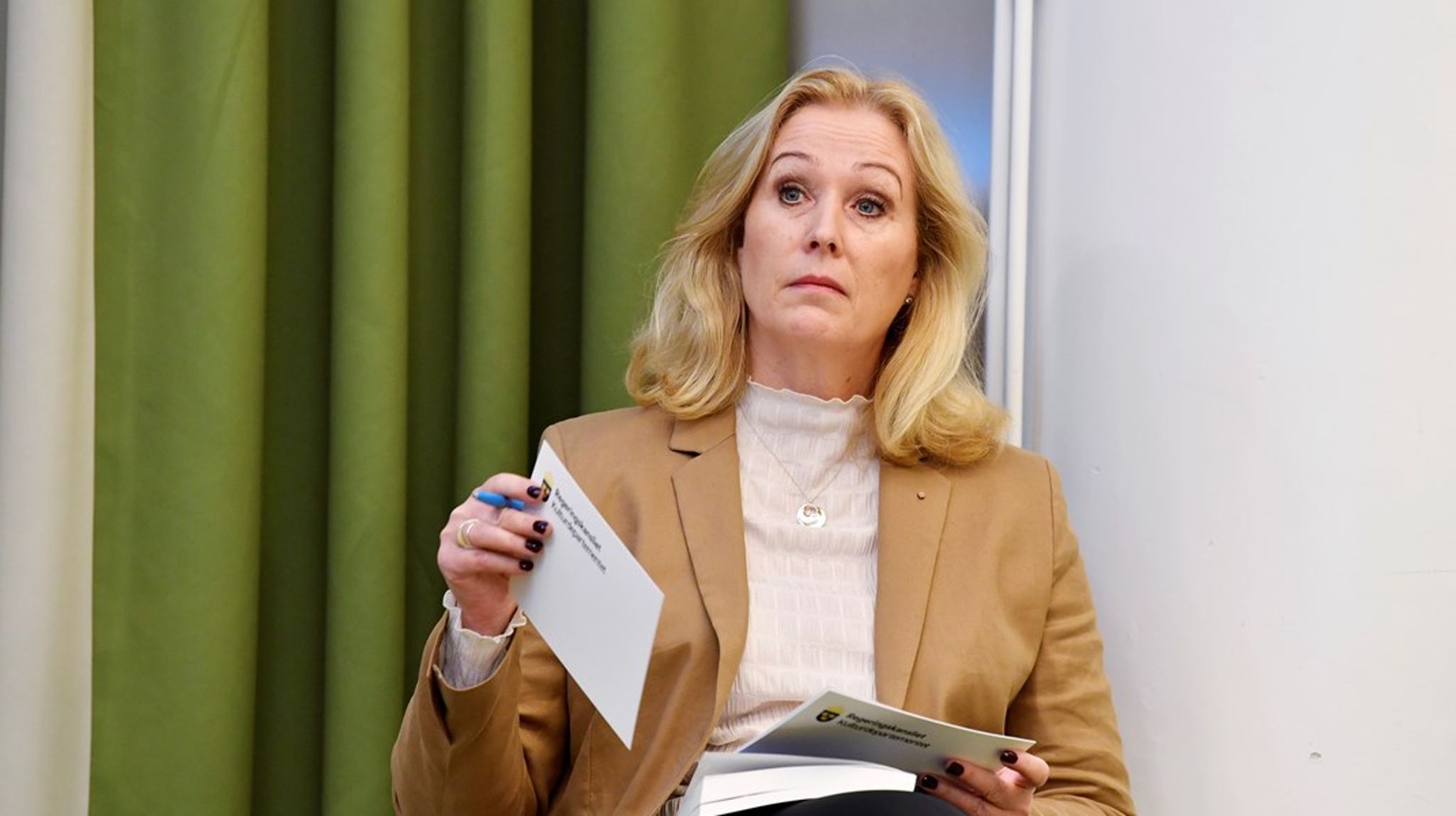 Kulturminister Jeanette Gustafsdotter (S) får inte låta denna havererade utredning bli sista ordet i frågan om hur kulturskapare ska ersättas, skriver debattörerna. 