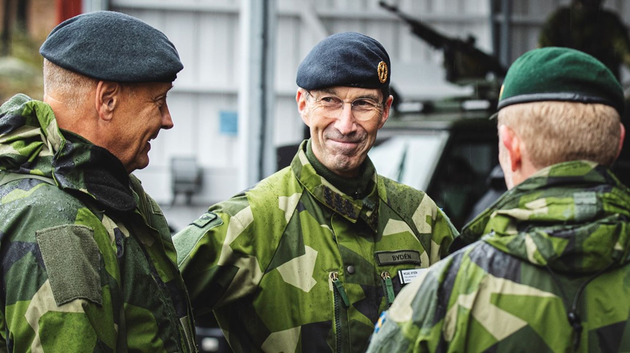 Överbefälhavare Micael Bydéns myndighet ingår inte i krisuppdraget. Försvarsmakten och de övriga försvarsmyndigheterna omfattas inte av skyldigheten att rapportera in sin energiförbrukning samt genomförda energibesparingar till Energimyndigheten.