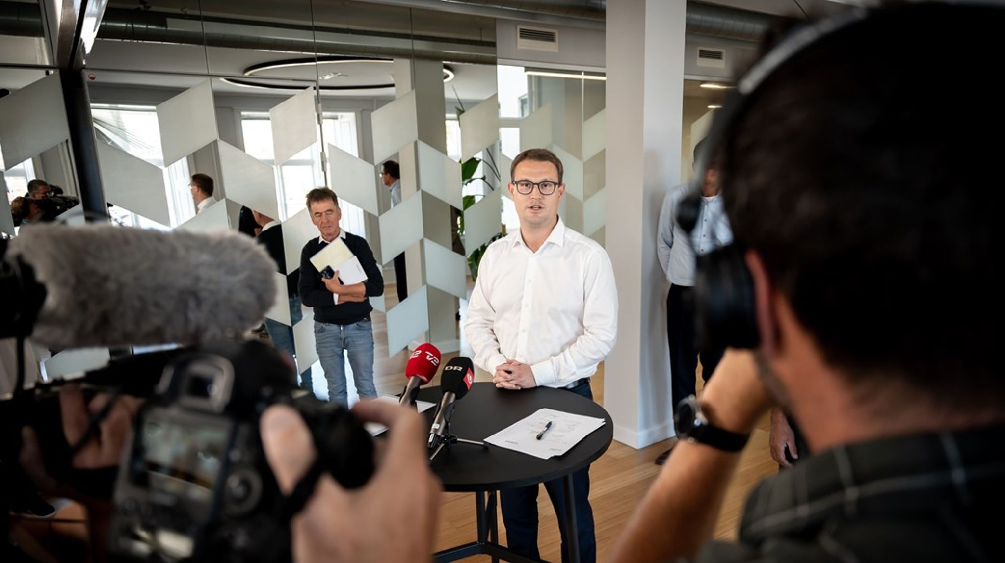 Danska bostadsministern Christian Rabjerg Madsen (S) fick stöd i Folketinget för regeringens förslag om ett tak på hyror för att stötta hyresgäster i krisen. <br>
