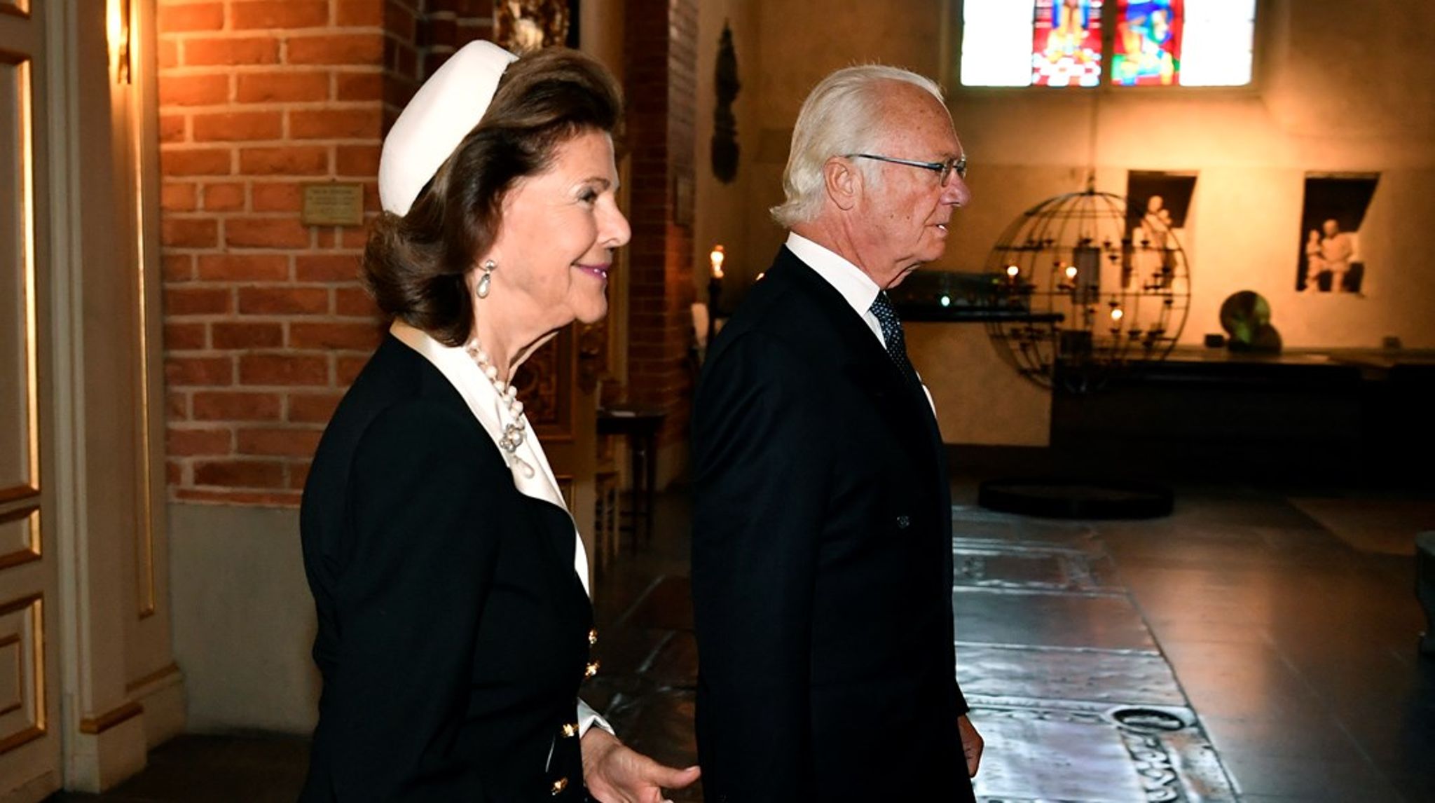Drottning Silvia och kung Carl Gustaf när de anlände till Storkyrkan för att delta i gudstjänsten inför riksmötets öppnande 2021. 