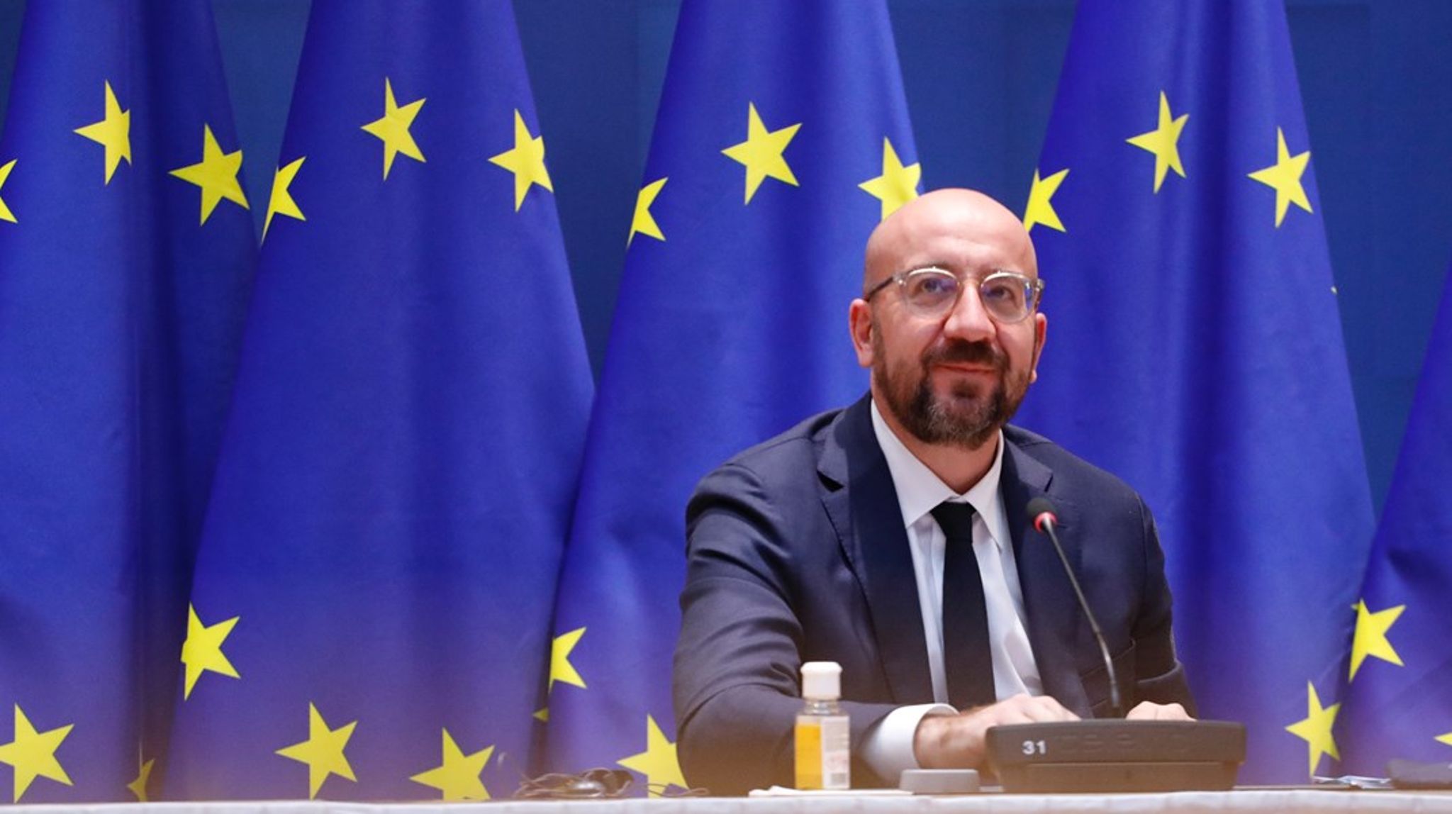 Kan regeringscheferna enas bakom någon av alternativen på bordet? Charles Michel håller i klubban. <br>
