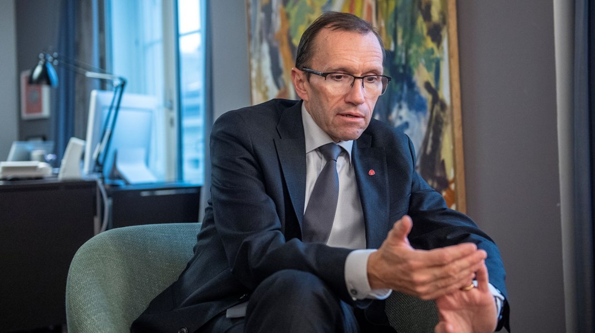 Norges klimat- och miljöminister Espen Barh Eide anser inte att klimat och energi ska föras samman under samma departement. "Många av mina kollegor i Europa tycker att kombinationen med klimat och energi är förnuftig, men de säger ju också till mig att de under det senaste året bara har jobbat med elpriser." säger han till Altinget.