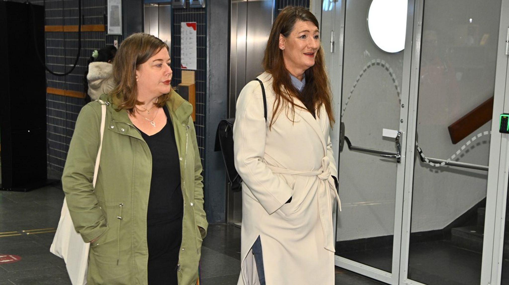 Kommunals Malin Ragnegård och LO:s ordförande Susanna Gideonsson på ABF i Stockholm tidigare i dag.