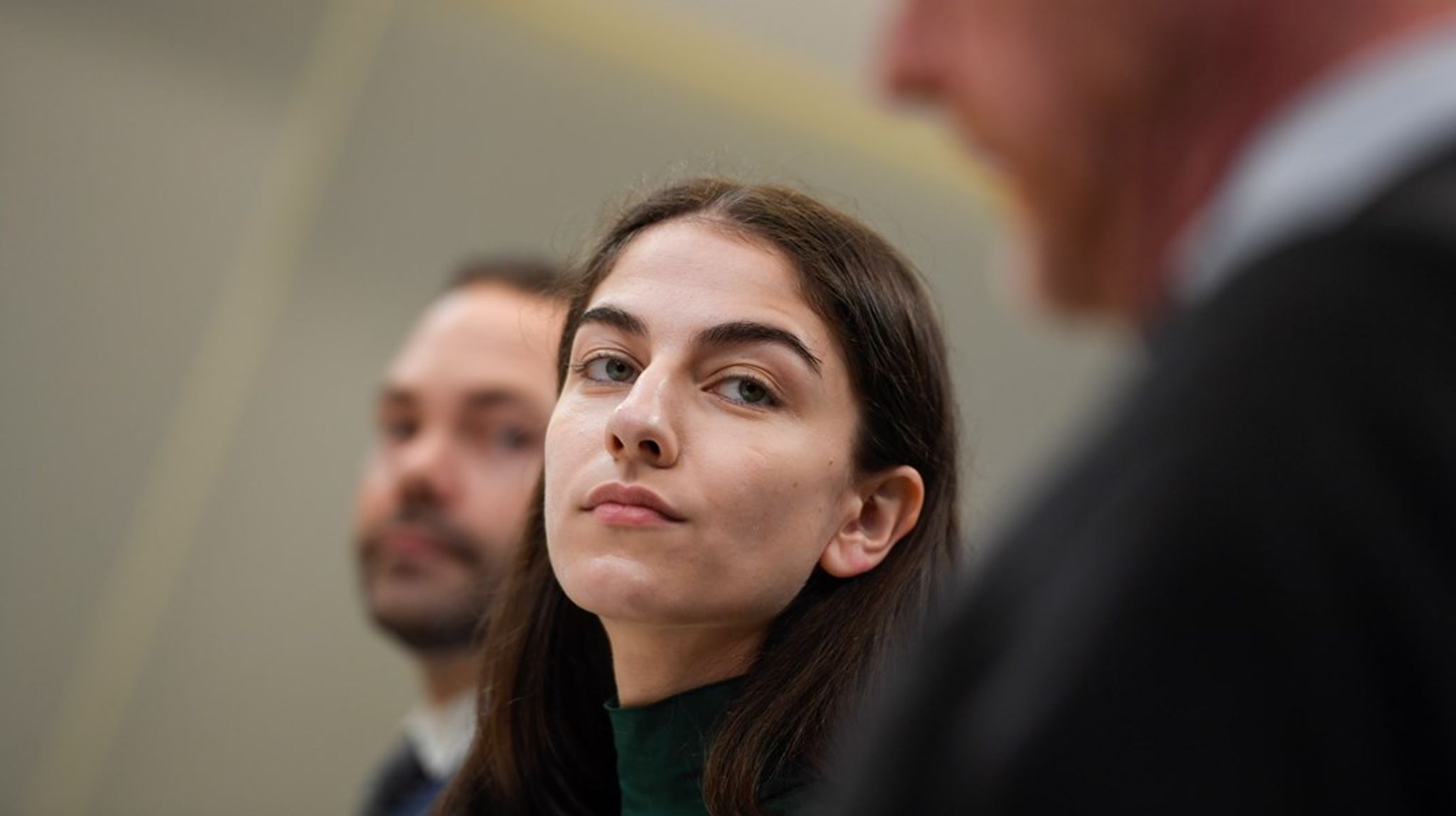 Klimat- och miljöminister Romina Pourmokhtari (L) säger en sak, men regeringen har hittills gjort helt tvärtom.&nbsp;Ska hon fortsätta tala om att regeringen inte har sänkt klimat- och miljöambitionerna, då är det hög tid att hon får något rejält att visa upp.<br>