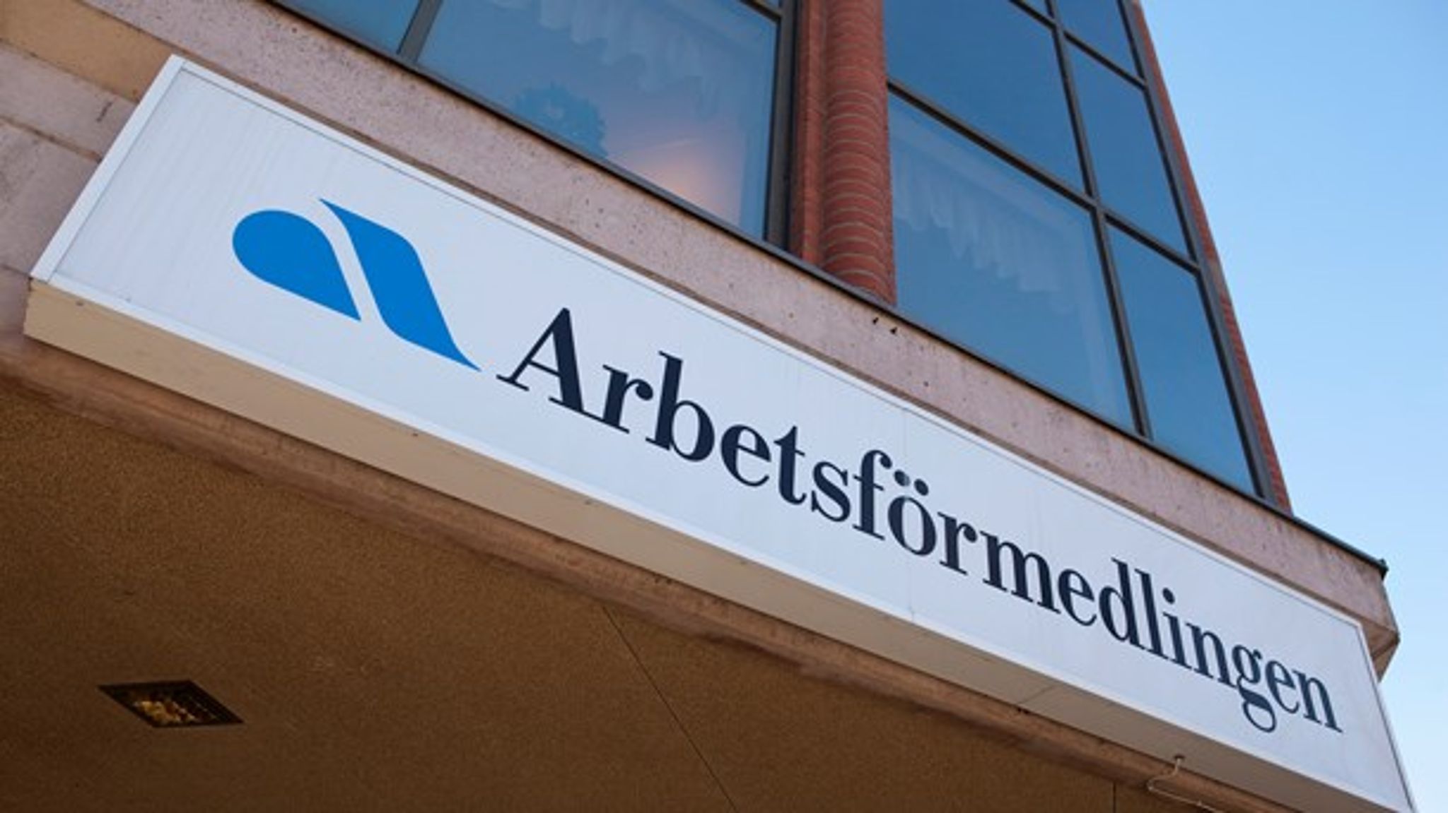 Arbetsförmedlingen är en av de myndigheter där skillnaden i sjukfrånvaro&nbsp;mellan män och kvinnor är stor.&nbsp;Försäkringskassan och Migrationsverket är två andra myndigheter med stor differens i&nbsp;sjukfrånvarotalen mellan kvinnliga och manliga anställda.