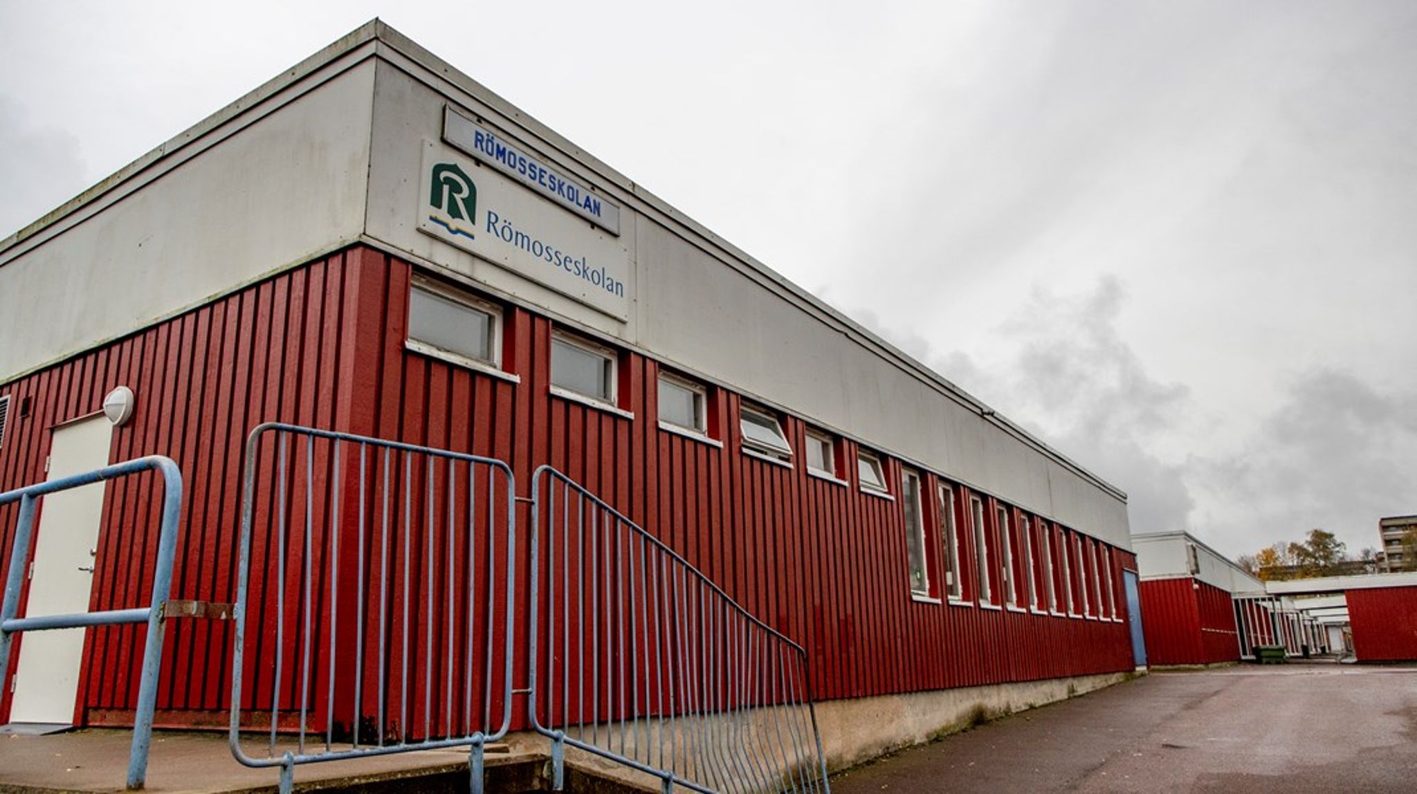 Römosseskolan i Göteborg är en av de muslimska friskolor som stängts av Skolinspektionen. I december 2022 dömdes skolans tidigare rektor till fängelse för att ha förskingrat 12 miljoner kronor. I stället för att finansiera elevernas skolgång, gick delar av pengarna till ett islamistiskt parti.