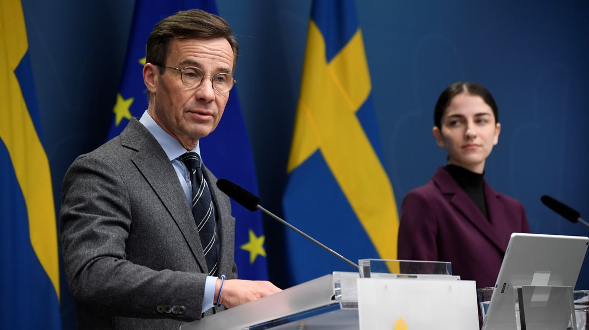 Statsminister Ulf Kristersson (M) och miljö- och klimatminister Romina Pourmokhtari (L) presenterar förslag om hur restriktioner för kärnkraften ska tas bort.