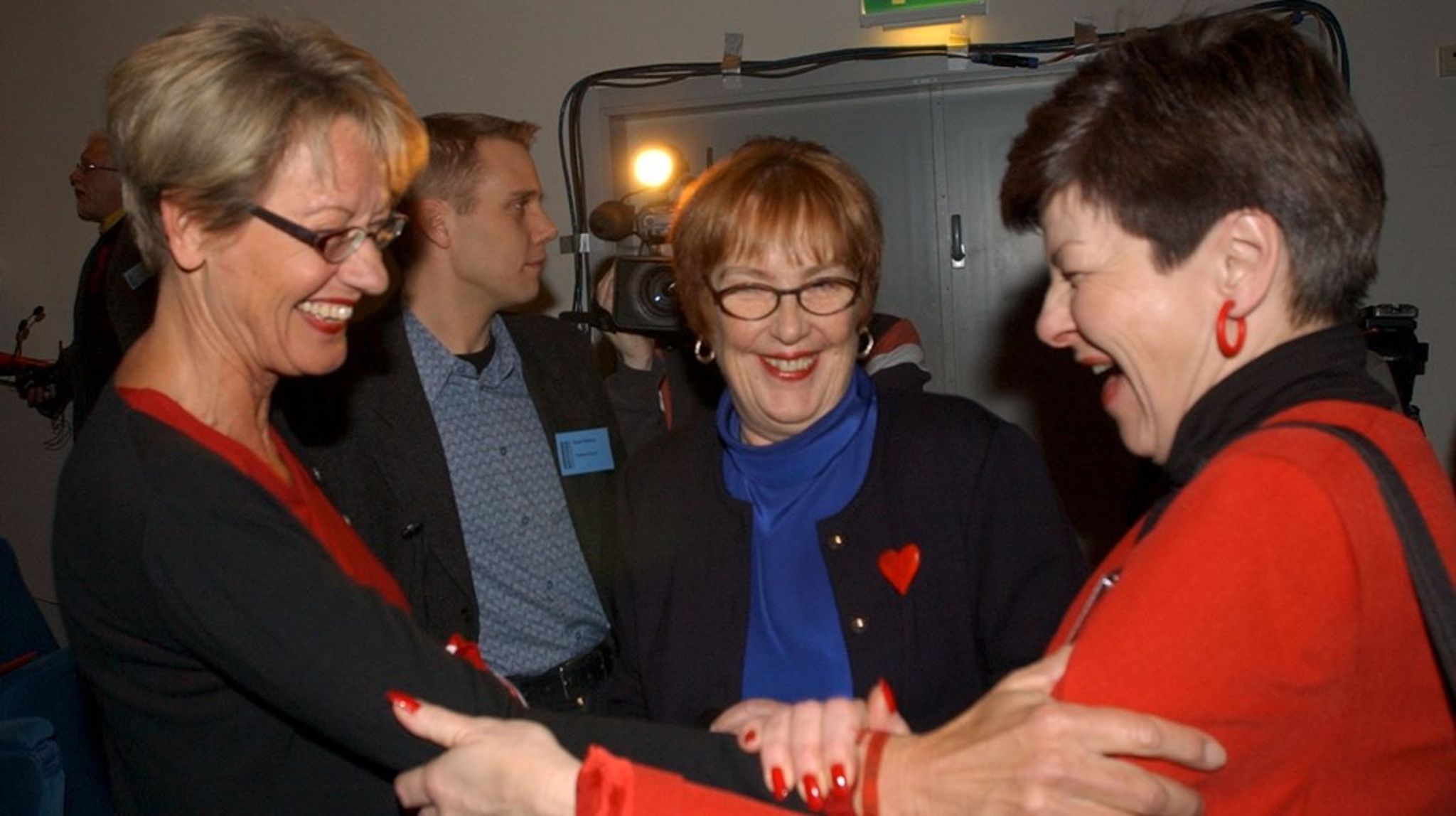Tanja Linderborg (i mitten) tillsammans med Vänsterpartiets dåvarande ordförande Gudrun Schyman och kommunalråd Ulla Persson.