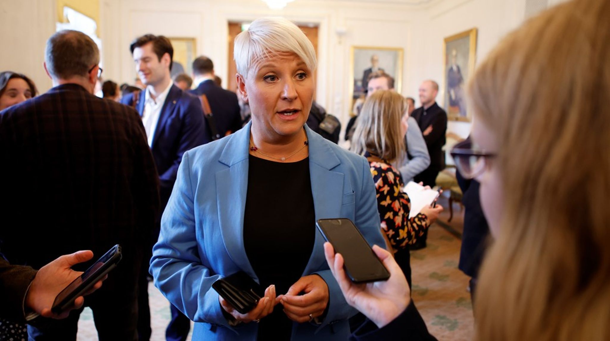 Äldreminister Anna Tenje (M) pratade med Altingets Linda Berglund första dagen på sitt nya jobb. Nu berättar hon att hon vill gå vidare med förslaget om kommunala läkare.