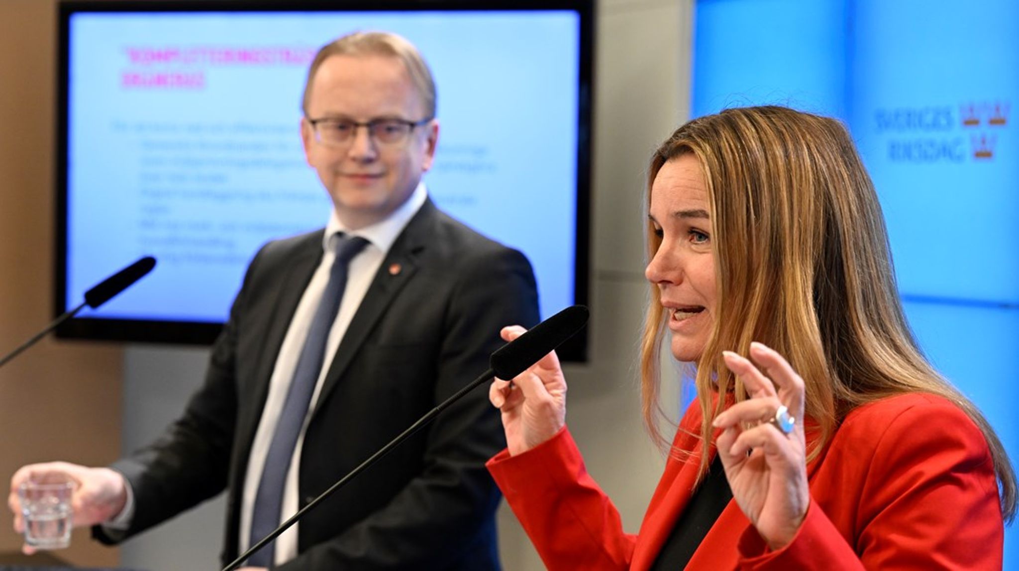 Socialdemokraternas energipolitiska talesperson Fredrik Olovsson och miljöpolitiska talesperson Anna-Caren Sätherberg anser att regeringen är för långsam. "Situationen med att effektivisera och korta tillståndsprocesserna är akut – klimatet och teknikutvecklingen kan inte vänta", säger Anna-Caren Sätherberg.