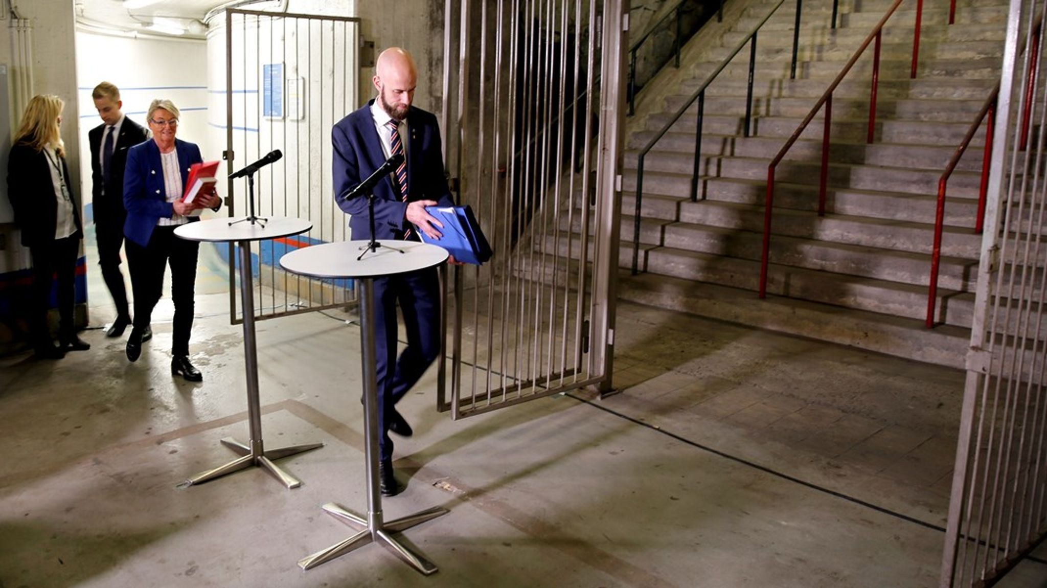 Carl-Oskar Bohlin (M), minister för civilt försvar, tar emot Britt Bohlins utredning om civilbefolkningens skydd vid höjd beredskap. En av de tre försvarsutredningar som förra året leddes av en kvinna.