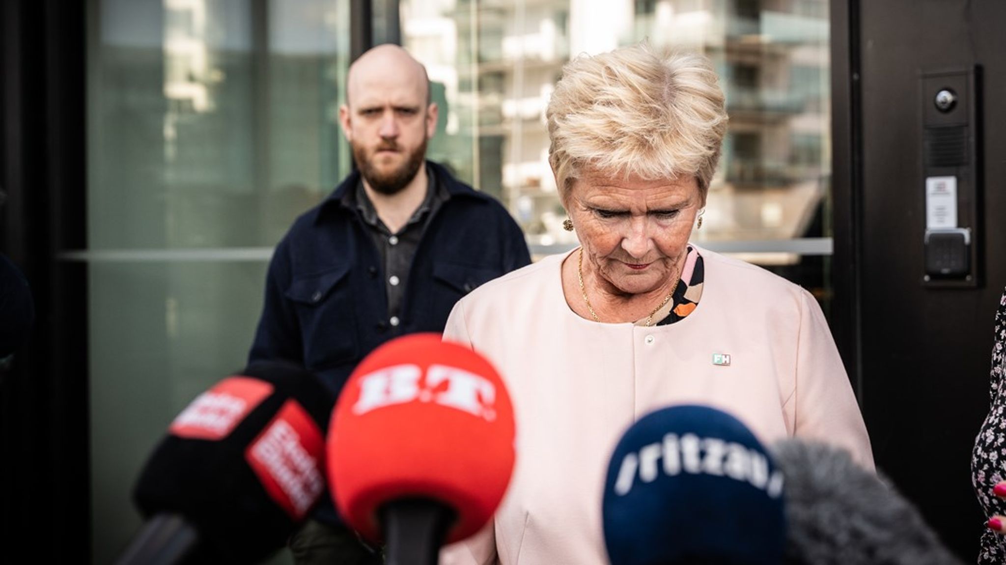 Det tog bara lite mer än två dagar från det att de första berättelserna kom ut sent på torsdagen i förra veckan, tills Lizette Risgaard avgick på söndagsmorgonen. Men det har varit två plågsamma dagar för fackföreningsrörelsen, säger Altinget.dk:s arbetsmarknadsredaktör.
