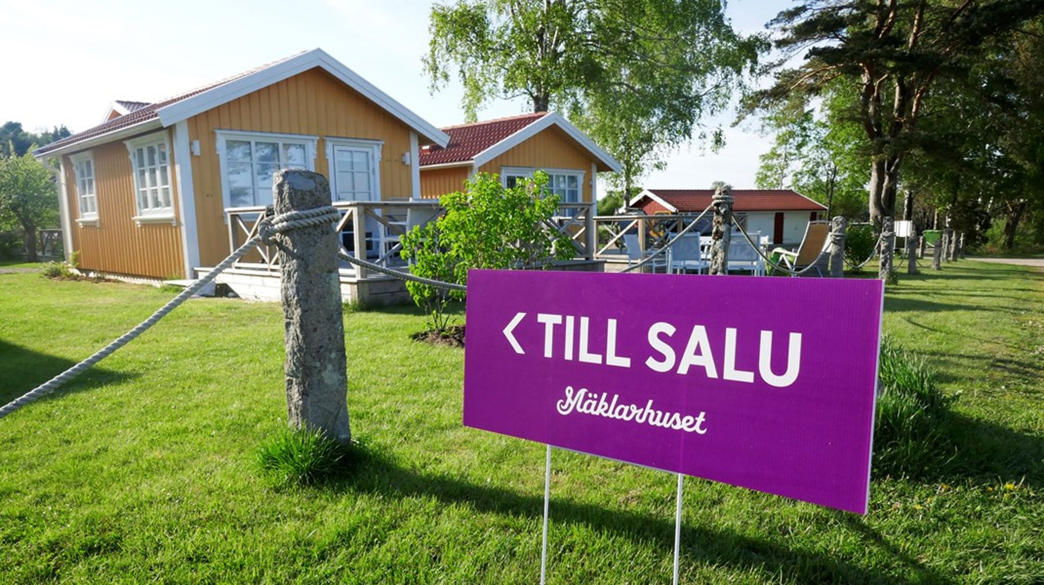 ”Jämfört med toppnoteringarna i mars, april förra året ligger bostadsrättspriserna på riksnivå nu på minus 10 procent och villapriserna på minus 11 procent”, säger Hans Flink, Affärsutvecklingschef Svensk mäklarstatistikenligt. 