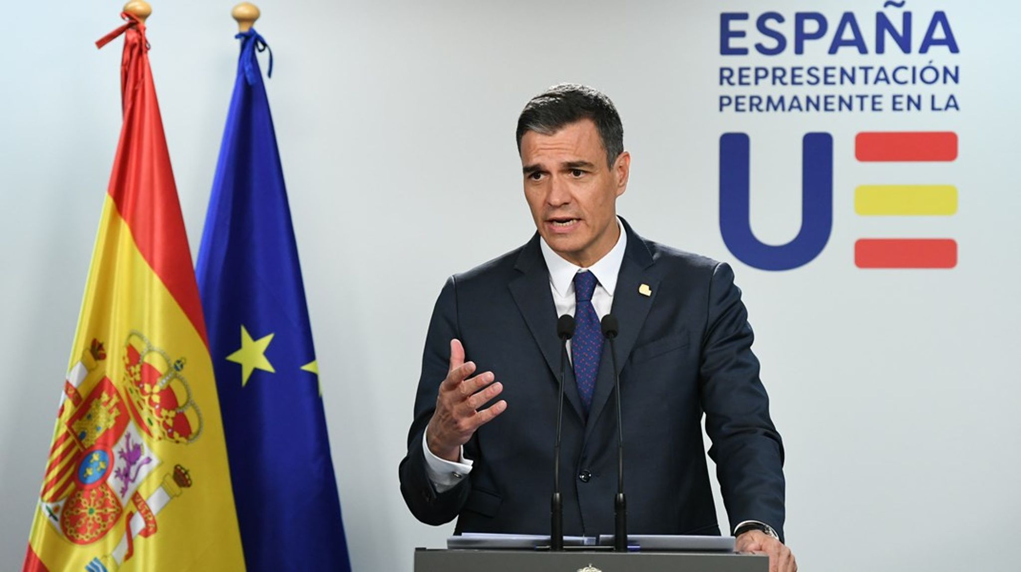 Spaniens premiärminister Pedro Sánchez framtid hänger på en skör tråd och går bland annat via uppgiften att göra katalanska, baskiska och galiciska till officiella EU-språk.<br>
