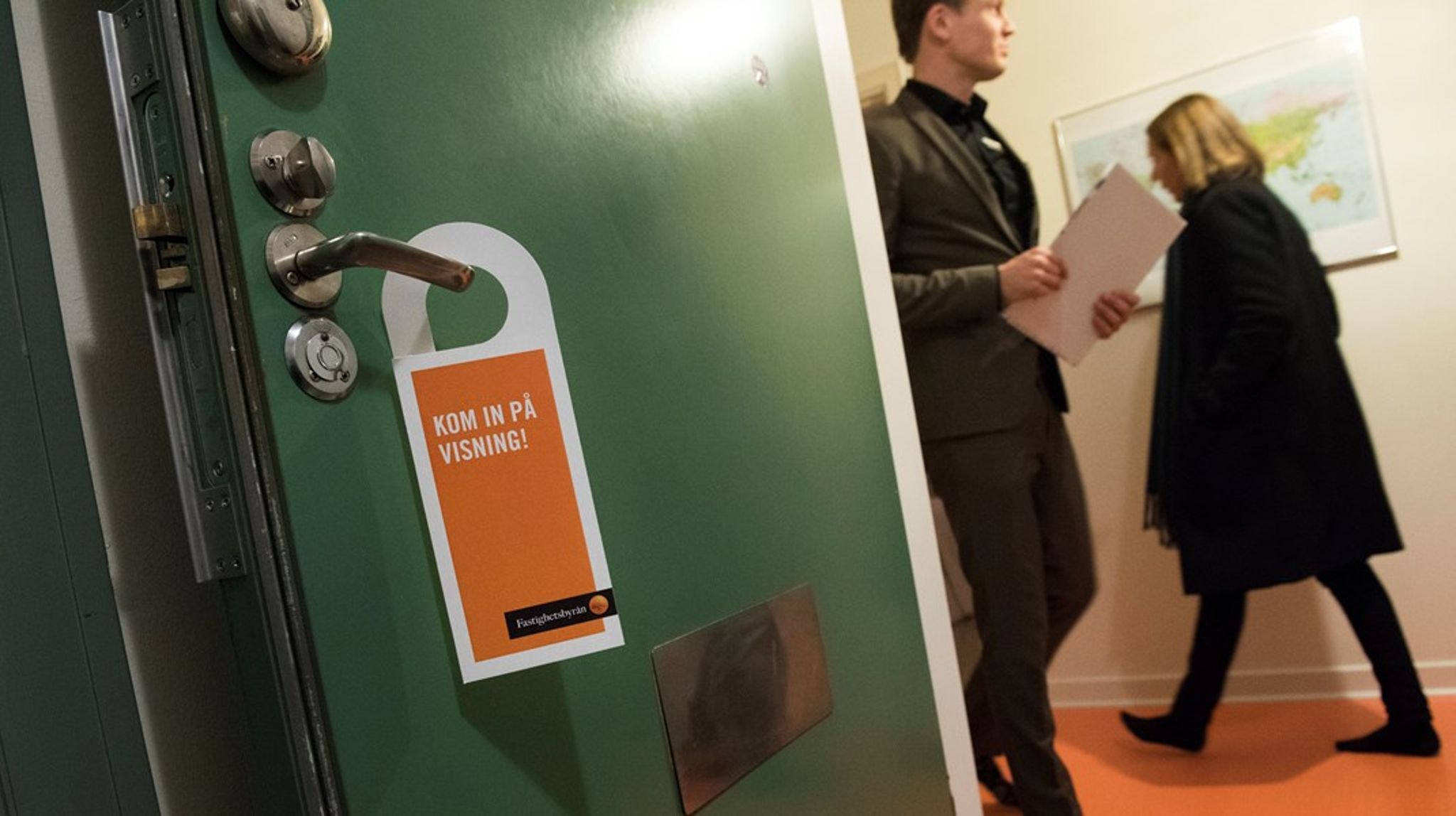 Effekten av budgivningar på bostadsmarknaden är låg. I augusti landade skillnaden mellan utgångspris och slutpris på plus 1,6 procent för bostadsrätter och 1,1 procent för villor, sett till hela landet. <br>