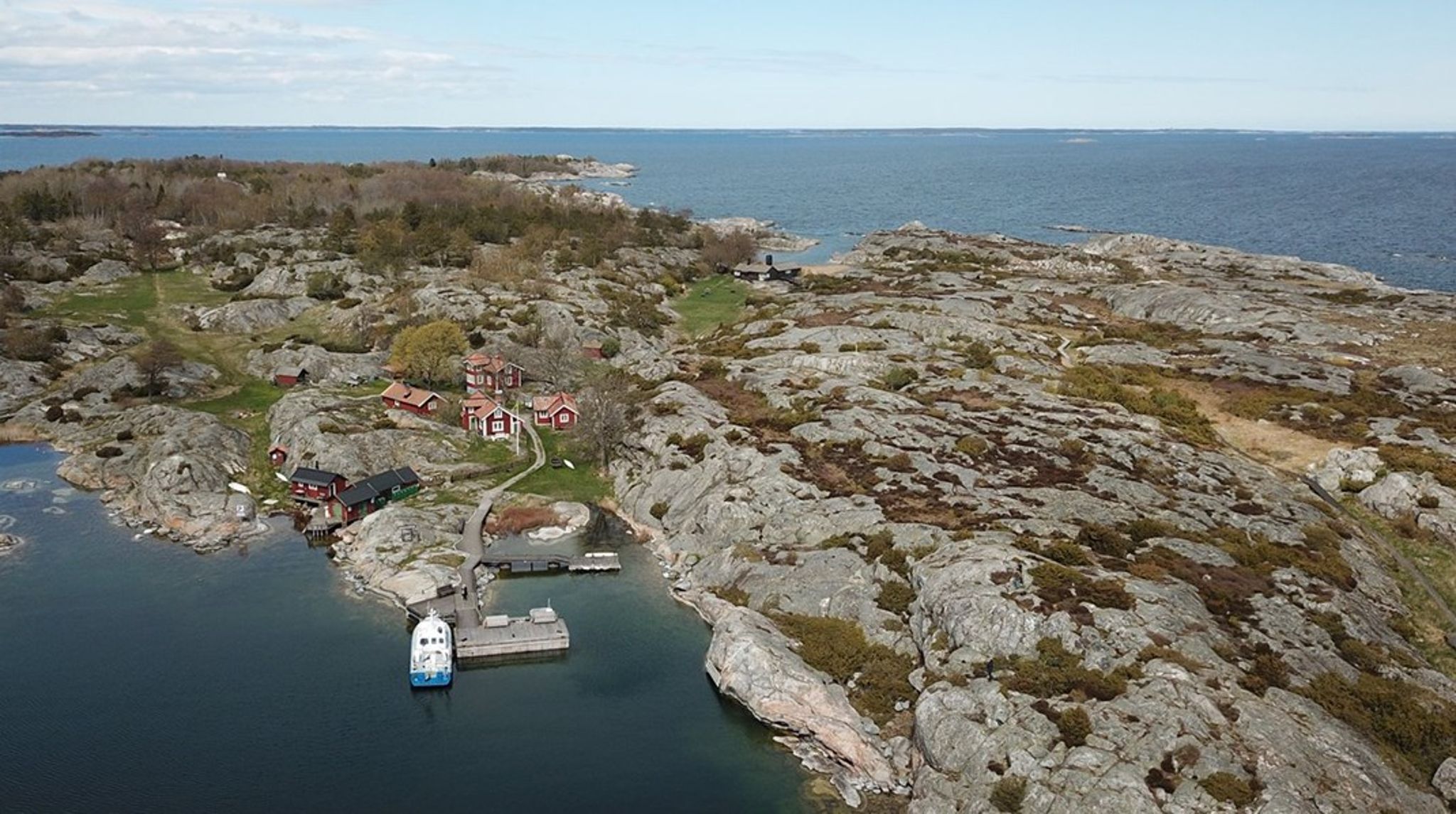 "Vida vyer över havet och en obruten horisont tillsammans med utsikten över den
oexploaterade skärgårdens gytter av små och stora öar, kobbar och skär ger en
känsla av frihet, rymd och storslagenhet." skriver Naturvårdsverket i avsnittet om områdets upplevelsevärden.