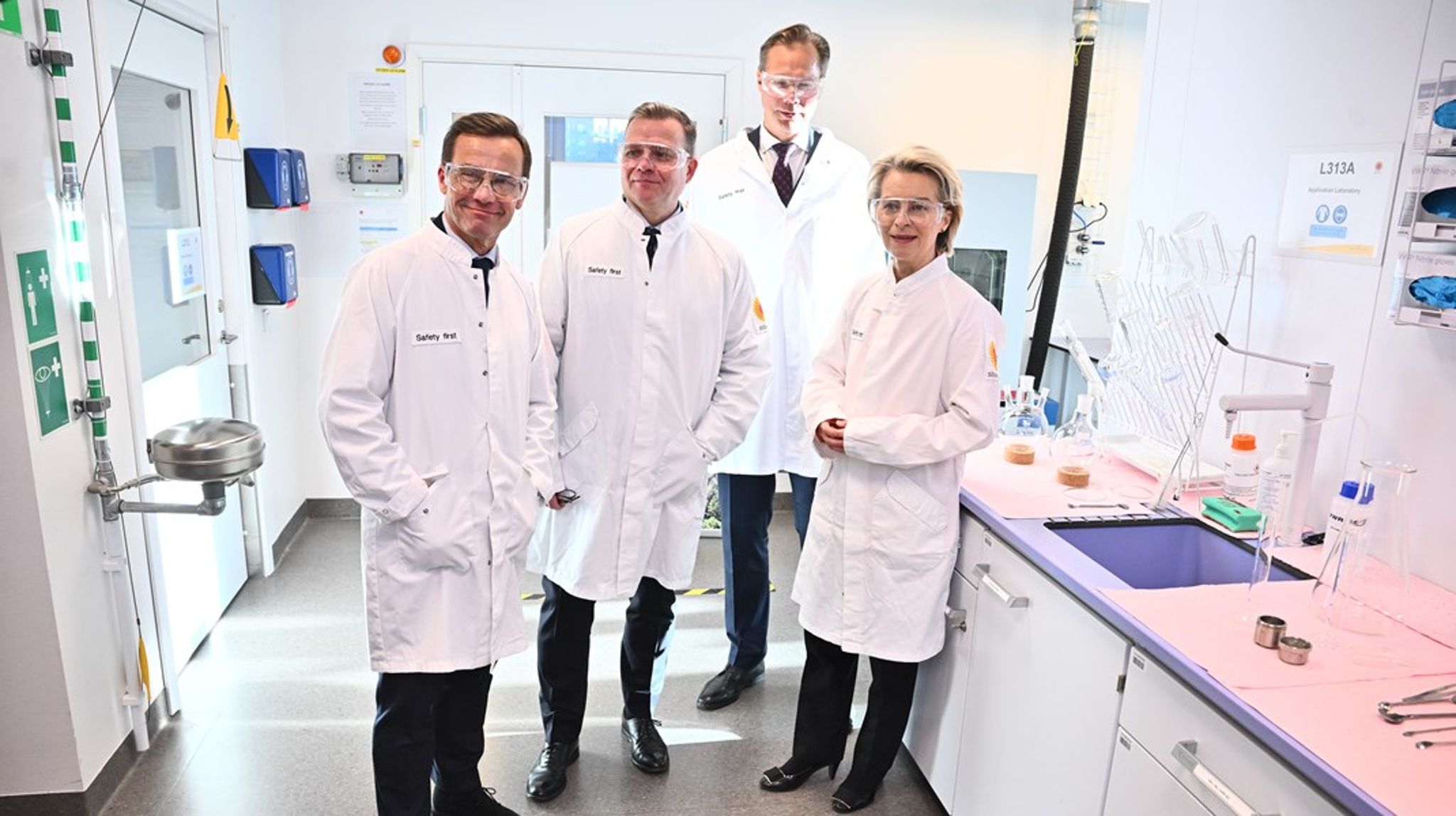 På plats hos Stora Enso i Nacka. Statsminister Ulf Kristersson, Finlands statsminister Petteri Orpo, EU-kommissionens ordförande Ursula von der Leyen och längst bak: Hans Sohlström, vd Stora Enso 