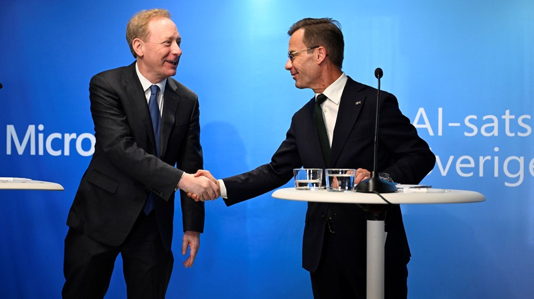 Brad Smith, Microsofts vice ordförande, tillsammans med statsminister Ulf Kristersson (M) aviserade nyheten på en pressträff på måndagsmorgonen. 